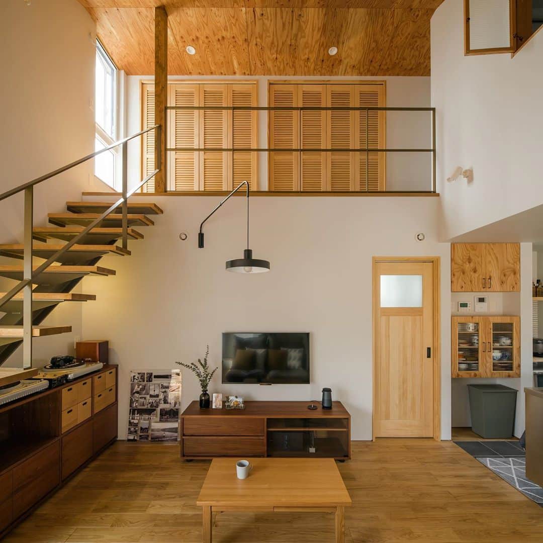 ルポハウス一級建築士事務所さんのインスタグラム写真 - (ルポハウス一級建築士事務所Instagram)「・ ・ ・ 窓からの光と木面へと柔らかくはねる吹き抜けリビング。 ・ その先に続く２階ホールにはクロークを据え付け、たっぷり収納をまかないます。 ・ ・ ・ 𓐌𓐌𓐌𓐌𓐌𓐌𓐌𓐌𓐌𓐌𓐌𓐌𓐌𓐌𓐌𓐌𓐌𓐌  ルポハウスの施工事例はこちらまで☞ @reposhouse  𓐌𓐌𓐌𓐌𓐌𓐌𓐌𓐌𓐌𓐌𓐌𓐌𓐌𓐌𓐌𓐌𓐌𓐌 #ルポハウス は#ちょっとかっこいい家 を"友人のために" という思いでつくっています。 一生に一度の#マイホーム。 「あなたにしかできない」×「ルポハウスだからできる」で、 私たちだけの#家づくり を思いっきり楽しんでみませんか？！ ・ ・ ・ #住宅 #注文住宅 #新築一戸建て #住まい #シンプルな暮らし #デザイナーズ住宅  #一級建築士事務所 #設計事務所 #滋賀県大津市 #滋賀県草津市 #滋賀県栗東市 #栗無垢 #吹抜けリビング #吹抜け #リビングインテリア #素材感 #アイアン手すり #吹き抜けリビング #木のぬくもりのある暮らし」10月5日 11時59分 - reposhouse