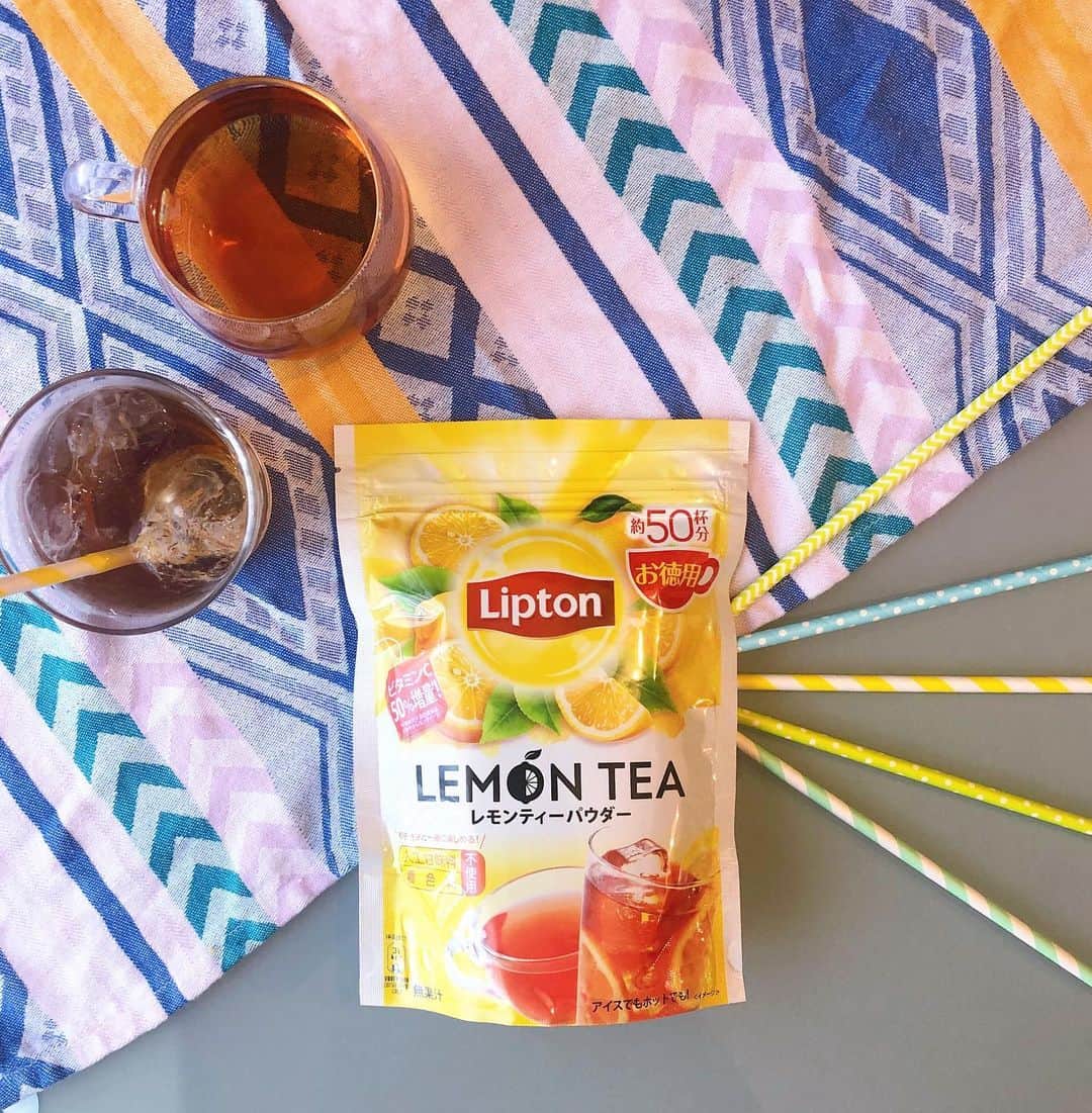 リプトンのインスタグラム：「今日はレモンの日って知ってた？🍋　いつでも手軽に楽しめる！リプトンのレモンティーパウダーがリニューアルして新登場！！ 酸味や苦みを抑え、レモンの香りがすっきり広がるフルーティーな美味しさ。お好みで濃さを調整することもできちゃうよ。 人工甘味料や着色料も無添加なので、家族みんなで安心して一緒に楽しめる！ホットでもアイスでもその日の気分に合わせてみて！ なんとビタミンCは50％増量*だよ！　*1杯あたり当社従来品さわやかレモンティー比 #リプトン #Lipton #レモンティーパウダー #パウダーティー #癒し #リラックス #ビタミンC #おうちカフェ #おうち時間 #リプトンでつながる」