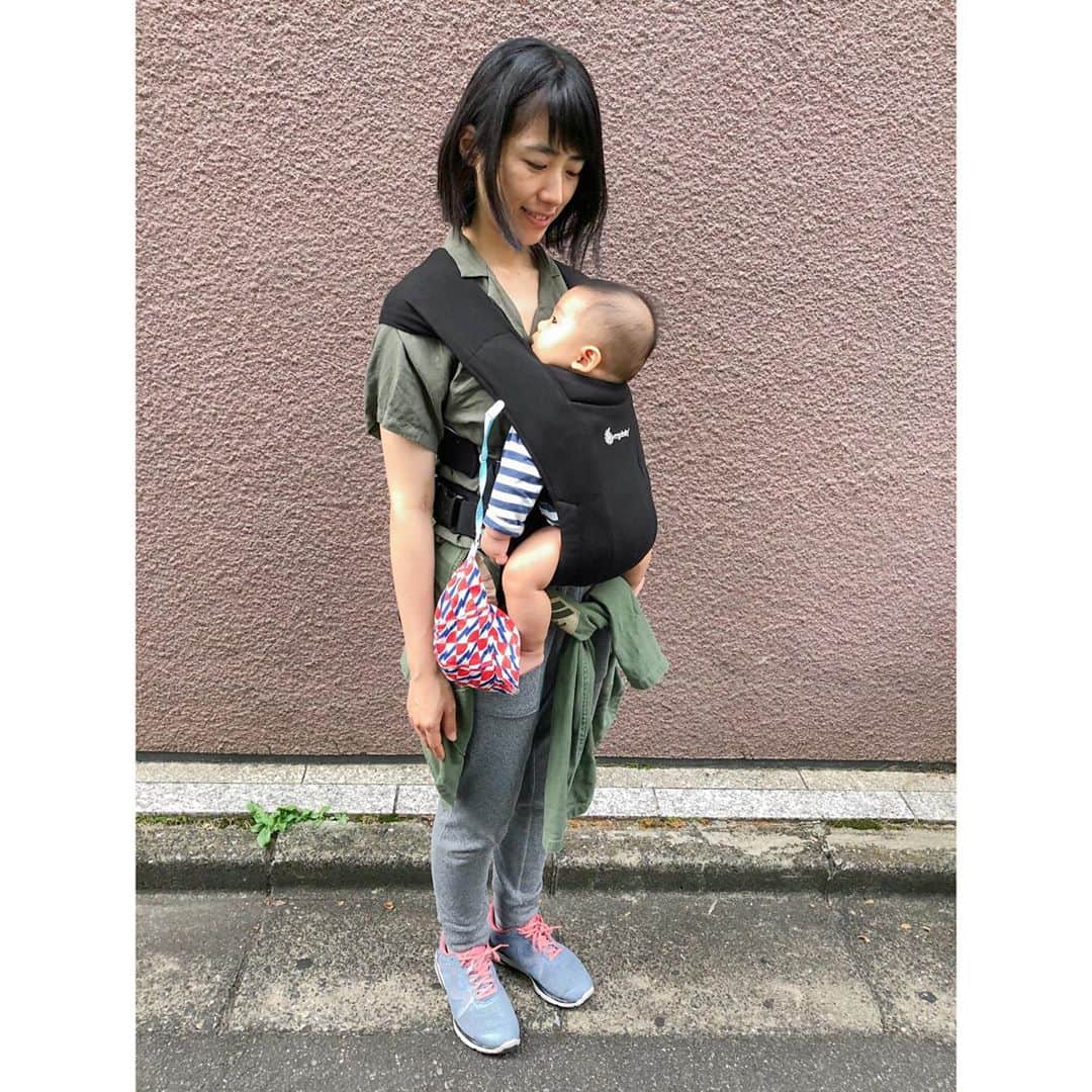 馬渕史香のインスタグラム：「モニターさせていただいてるエルゴベビー @ergobabyjapan さんの新モデル〈EMBRACE（エンブレース）〉のレビューです  ※長いので、興味ない方はスルーしてください  前回も少し書きましたが、 新生児期に特化したモデルで、対象月齢は0〜12ヶ月、体重は3.2〜11.3kgです  まずはいいなと思ったところを  ◎装着方法がシンプル 実は妊娠中、友達からおすすめされたので、店舗でエルゴのスタンダードモデルを試したことあるのですが（旦那さんが）、着け方が複雑&旦那さんは身体が硬くてかなり苦戦してたので諦めたのですが、これはシンプルに3ヶ所バックルを留めるだけでOK🙆‍♀️ そのおかげか旦那さんも進んで使ってくれてます  ◎スウェット生地が気持ちいい 肌触りの気持ちよさもあるけど、伸縮性があって息子を入れて歩いてるとばいんばいんと適度に弾む感じが気持ちいい 息子も気持ちがいいのか、比較的ご機嫌だし寝る前のぐずりも少なめ（な気がするだけかも）でいつの間にか寝てることも  ◎首と足の部分のクッションがいい 首が当たる部分と太ももが当たる部分にクッションがあって、これがまたフカフカで気持ちがいい あと、寝てて首の力が抜けてもクッションのおかげか、ガクンとはならず （身長伸びてきたらダメかもやけど😅）  ◎赤ちゃんの股の部分が広め 元々持ってる抱っこ紐はここがちょっと浅いので、大丈夫かなぁと思ってましたが、これはしっかりとM字でいい形Ⓜ️ グズって足をぎゅーんってやられても、ずれたり崩れたりすることもないです  ◎肩ストラップの幅が広い 重さが分散されるので、疲れにくい 更に好みで肩を包む形にもできるのも🙆‍♀️（写真3枚目） ちなみに、抱っこ紐って、トートとかの肩掛け鞄がずり落ちちゃう問題があるんやけど、私は、肩掛け部分も一緒に包むようにストラップを広げてます（わかりづらいですが、写真4枚目） これで鞄は落ちません  ◎サイズ調整ができるので、旦那さんと兼用できる 私は身長162cm・普通体型、旦那さんは身長170cm・痩せ型 紐の長さを変えて兼用できます しかも、赤ちゃんがまだ小さいうちは、腰ベルトの付け方でも調整できます  ◎軽い ◎コンパクトにたためる ◎新生児から使える ◎前向き抱っこもできる  と、いい点を挙げましたが、う〜んな部分もいくつか  ×箱に同封されていた説明書が見づらい 本体のことではないのですが、大きな一枚を折ってある状態なので、見るためには広げないといけなくて、薄いので破きそうなのと、知りたいことがどこに書いてあるのかを見つけづらかったです 冊子になってる方がいいな  ×よだれカバーが着けられない 肩ストラップが広い分、よく市販されているよだれカバーは着けられない うちの息子はどの抱っこひもでも肩ストラップの部分をハムハムしちゃうので、すぐよだれまるけに、、、  ×乾きづらい 前述の通りなので、よく洗濯することになるのですが、なかなか乾かない 特にクッションのところが、、、  ×埃が目立つ これはピュアブラックやでやと思うんやけど、ネットに入れて洗濯して取り出してみたら、白い、、、埃やね スウェット地の宿命です ガムテープでペタペタしんとね あと、1回洗っただけで毛玉もところどころ出来ちゃった  ×夏は暑そう モニターし始めたのが、ちょうど涼しくなってきた頃やったで、特に問題なく使っとるけど、スウェット生地は暑いやろうなぁ💦  ×バックルを付けた後に紐を緩めるのがむづかしい（コツを掴めばできる？） ×寝た時に、起こさず降ろすのがむづかしい（私が下手なだけ？） ×室外でのつけ外しは肩ストラップが地面に擦らないように注意が必要  総合的にはかなりいいです！  メリットデメリットは表裏一体なものやで、なにを優先するかってことやよねぇ 個人的には問題は速乾性の部分だけやで、洗い替え用にベビーラップやスリング系を1本用意できれば解決って感じかな  旦那さんとも兼用できるし、腰ベルトがしっかりしてるので、腰の負担が少ないです あとは、生地の伸縮による抜群の安定感が気持ちいい  最初はうまく装着できず、赤ちゃんが下がってきちゃって、しばらく付けてるとしんどかったけど、ちょっとしたコツを掴めばキチッと装着できて、すごく楽なので、ここ最近はずっとエンブレース使ってます  私が使いながら見つけた装着のコツは、また今度書こうかな✨  欲を言えば、小さいポケットとかクリップとめれるループなんかがあると個人的にはうれしいな スマホ入れたり、肌寒い時なんかにおくるみ留めたりできるのって便利なんやよね😙  あと、1点気になるのは、対象体重が11.3kgまでってことなんやけど、本当にその重さまで耐えられる（？）かってことやね お値段も張るでここは気になるとこやよね この検証にはあと約半年かかってまうね😅  #inmyergo #エルゴと一緒 #エルゴエンブレース #エルゴ  #抱っこ紐 #抱っこひも #抱っこ紐レビュー   #あしざわ家 #赤ちゃんのいる生活 #ずぼら主婦 #令和2年生まれ #5月生まれ #男の子ベビー #令和ベビー #babyboy #2020baby」