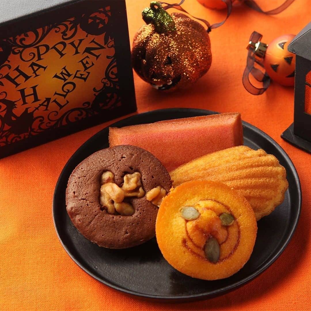 Marunouchi Paperさんのインスタグラム写真 - (Marunouchi PaperInstagram)「【Marunouchi Happy Halloween 2020】 秋限定のかぼちゃを練りこんだ焼き菓子「かぼちゃのタンブール」が入った人気の焼き菓子4点の詰合せです。  ------------------------------------------------ ラ ブティック ドゥ ジョエル・ロブション 丸の内店【ブーランジュリー・パティスリー・カフェ】丸の内ブリックスクエア1F TEL：03-3217-2877 ハロウィンアソート 税込1,500円  ※販売期間：10月1日（木）～10月31日（土） ※限定数：30個 ------------------------------------------------ ※店舗情報・内容は予告なく変更となる場合がございます。予めご了承ください。  #marunouchi_paper #marunouchi #tokyo #マルノウチペーパー #丸の内 #東京駅 #ラブティックドゥジョエルロブション #ジョエルロブション #ロブション #丸の内ブリックスクエア #ハロウィンアソート #ハロウィンスイーツ #限定スイーツ #カボチャスイーツ #かぼちゃスイーツ #秋限定 #秋限定スイーツ #焼き菓子 #焼き菓子詰め合わせ #東京カフェ #ブーランジェリー #東京パティスリー #丸の内グルメ #丸の内カフェ #丸の内スイーツ」10月5日 12時00分 - marunouchi_paper