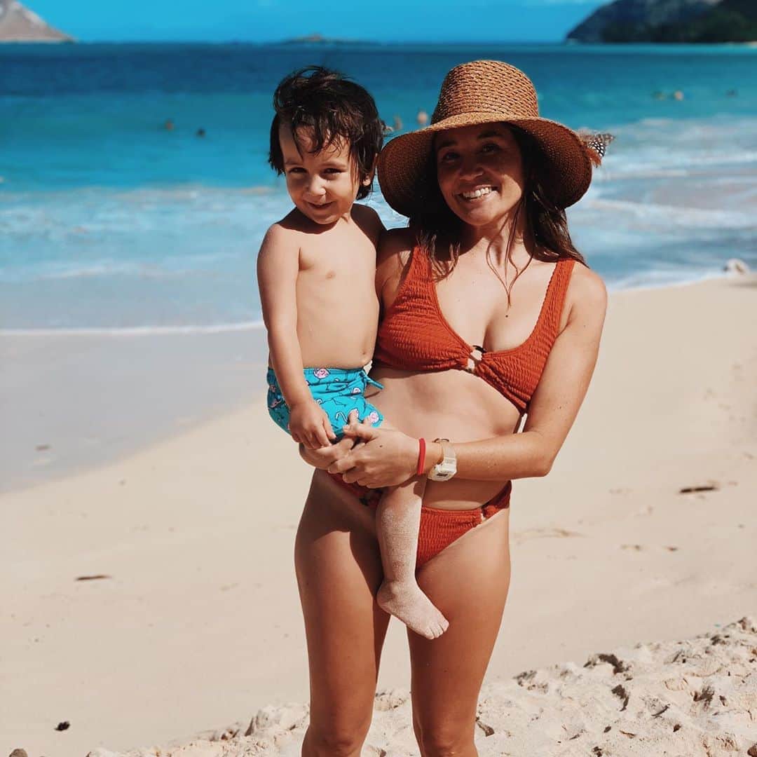 アリッサ ウーテンのインスタグラム：「Beach all weekend with the grom 💙」