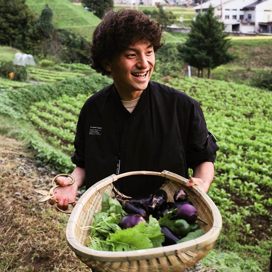 高橋優也さんのインスタグラム写真 - (高橋優也Instagram)「@taka_komatsu さんにお誘いいただき @lifefarmingcamp に行かせていただきました。  「生き方を耕す」をコンセプトに 自然を通して自分と向き合う1泊2日のコースに参加させていただきました。  そこで採れた野菜を使って皆で料理を作ったり、トレッキングで大自然と触れ合ったり、野沢の温泉巡りをしたり、地元の方々と触れ合うことで野沢の歴史を知り癒されたりと盛り沢山なトライアルでした。  大自然と常に触れ合うことで、せわしく過ぎる都会の生活の中で忘れてしまっているもの、見失ってしまっているコトなどと向き合う本当に充実した時間でした。  本当に沢山の方々に体験してもらいたいと思うイベントです！  ご予約はこちらから！ http://thecampus.jp/lfc/  #生き方を耕す #lifefarmingcamp」10月5日 12時07分 - yuyatakahashi.monster