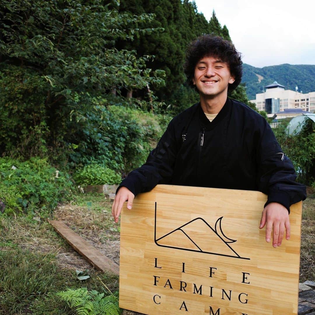 高橋優也のインスタグラム：「@taka_komatsu さんにお誘いいただき @lifefarmingcamp に行かせていただきました。  「生き方を耕す」をコンセプトに 自然を通して自分と向き合う1泊2日のコースに参加させていただきました。  そこで採れた野菜を使って皆で料理を作ったり、トレッキングで大自然と触れ合ったり、野沢の温泉巡りをしたり、地元の方々と触れ合うことで野沢の歴史を知り癒されたりと盛り沢山なトライアルでした。  大自然と常に触れ合うことで、せわしく過ぎる都会の生活の中で忘れてしまっているもの、見失ってしまっているコトなどと向き合う本当に充実した時間でした。  本当に沢山の方々に体験してもらいたいと思うイベントです！  ご予約はこちらから！ http://thecampus.jp/lfc/  #生き方を耕す #lifefarmingcamp」