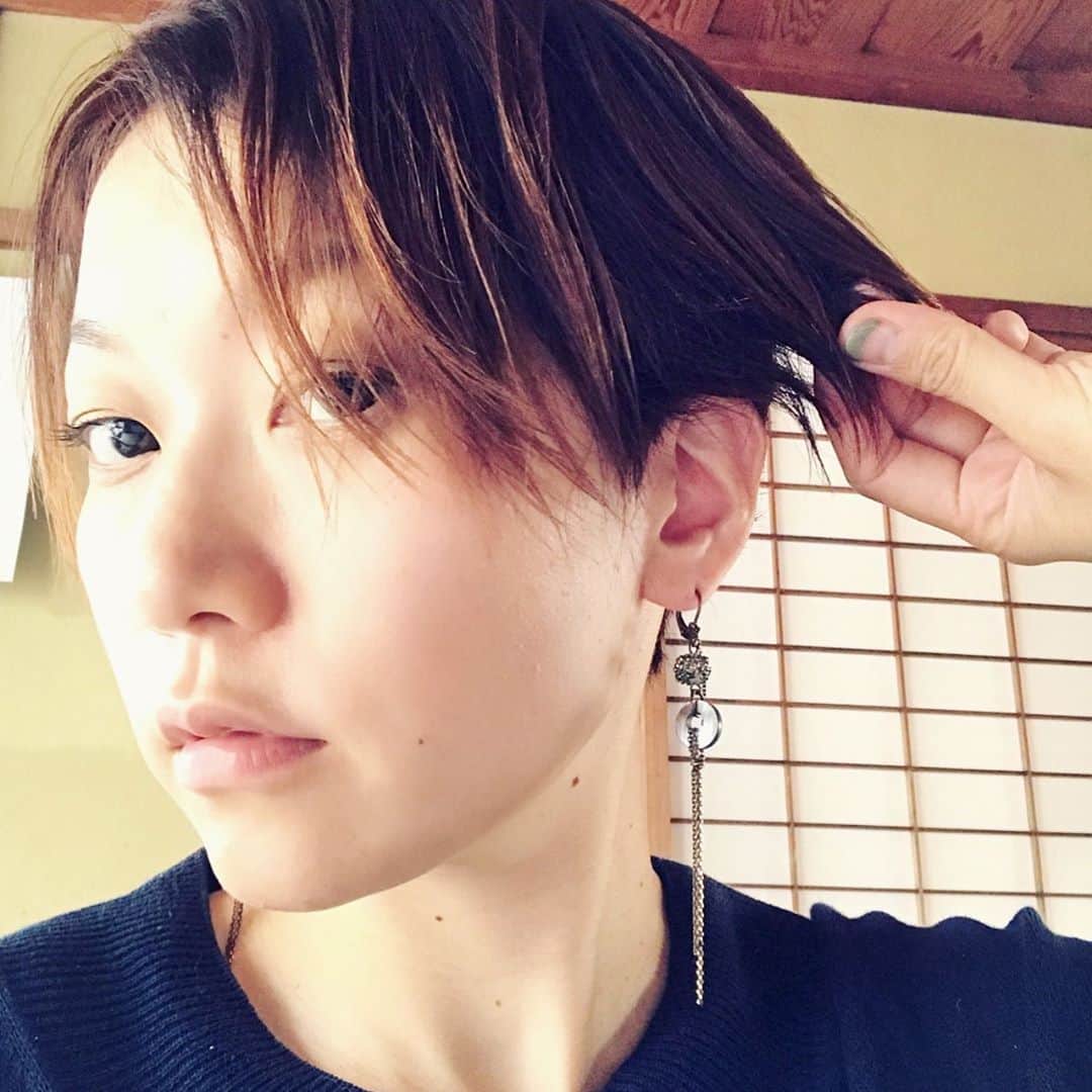 福岡晃子さんのインスタグラム写真 - (福岡晃子Instagram)「いつもお世話になっているAnieさんでちょい刈り上げと栗色に。次は久々に金髪もやりたくなってきている。 ピアスはまよさんの新作です #秋 #うしろのカレンダーまだ9月」10月5日 12時08分 - akikofukuoka_oluyo