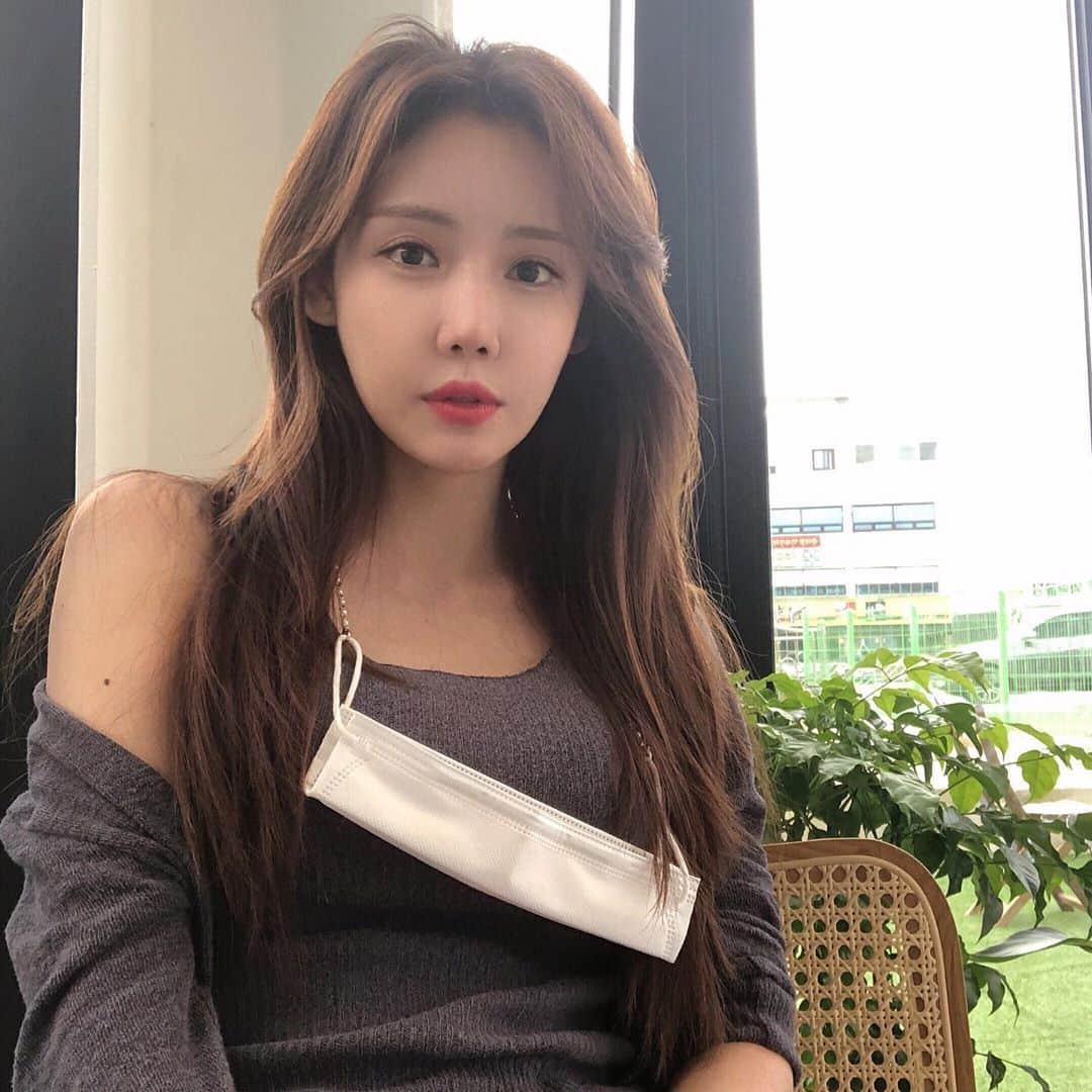チョン・ハナのインスタグラム：「햇살도 좋고 바람도 선선하니 오늘 날씨가 참 좋네요 ☀️」