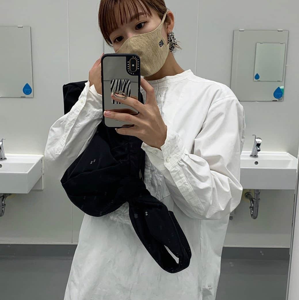 のインスタグラム：「_ @hasegawacorporation さんのマスクを使いはじめたんですが、肌触りがとっても良くて、肌荒れもしなくなってお気に入り✨ 見た目もかわいい〜。 クラウドファウンディングサイトのmakuakeで購入できて、早く購入するほどリターンが得られるそうです、、！公式アカウントのプロフィールからURLに飛べます！ makuake.com/project/hsgwc2  海外のメゾンブランドにも糸を提供しているHASEGAWAさんのマスクで、日本製なので安心です😇 カラー展開も41色もあるので色違いでの購入おすすめです。ちなみにわたしはこの3色にしました(スワイプしてネ) . #PR#長谷川商店#カラフル #マスク#シルクマスク#ZEN #デザイン#おしゃれ#マスク女子 #洗えるマスク#シルク」