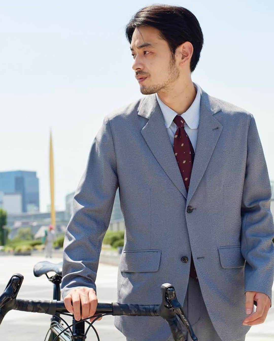 narifuri_japanさんのインスタグラム写真 - (narifuri_japanInstagram)「新素材を採用したビジネスシャツは吸水速乾性・抗菌防臭性に優れ、冬でも汗をかきやすい自転車乗りのためのビジネスシャツ。﻿ ﻿ ﻿ ■NF4029：ハイゲージピケストライプコミュートシャツ﻿ ﻿ #narifuri﻿ #ナリフリ」10月5日 12時12分 - narifuri_japan