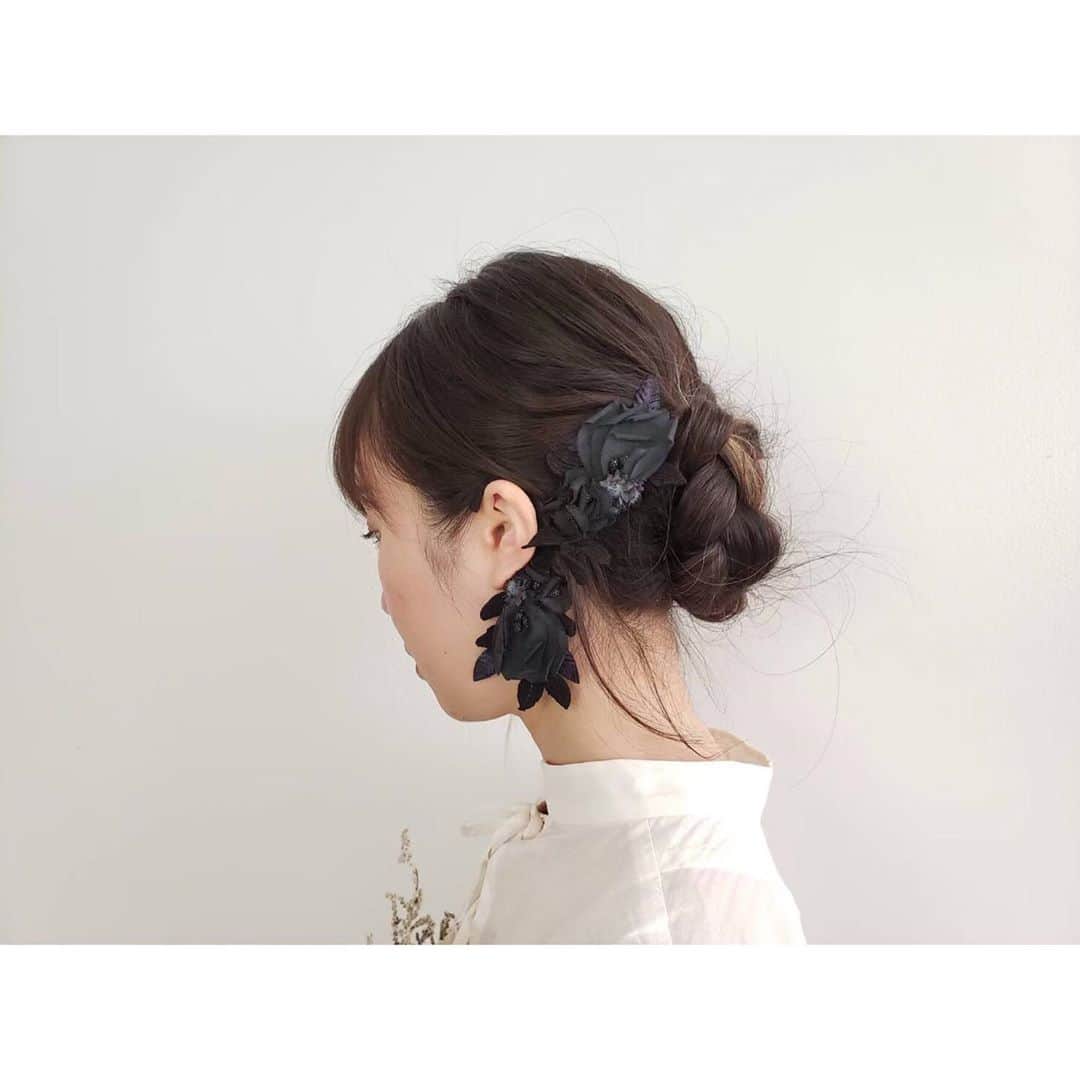 のインスタグラム：「【New*】カラーのお花シリーズ＊﻿ ﻿ お花のカラーをモチーフにしたシリーズが登場！﻿ ﻿ ウェディングドレスの裾を連想させるカラーは﻿ ｢乙女のしとやかさ｣｢清浄｣など﻿ "美"に関する花言葉がつけられています。﻿ ﻿ 華やかで可愛らしい印象のホワイトと﻿ 大人で落ち着いた雰囲気のブラックの﻿ 2色をお作り致しました＊﻿ ﻿ くたっとした柔らかな生地は﻿ カジュアルな普段使いにもぴったり◎﻿ ﻿ 同シリーズで合わせるのがおすすめです♩︎﻿ ﻿ ﻿ ーーーーーーーーーーーーーーーーー﻿ ﻿ 特集サイトはこちら▽﻿ ﻿ https://zozo.jp/sp/search/?p_tpcsid=1288432﻿ ﻿ ﻿ #m_soeur #flower #お花 #カラー #イヤリング #ピアス #クリップ #イヤーカフ #アクセサリー #ハンドメイド #handmade  #ホワイト #ブラック ﻿」