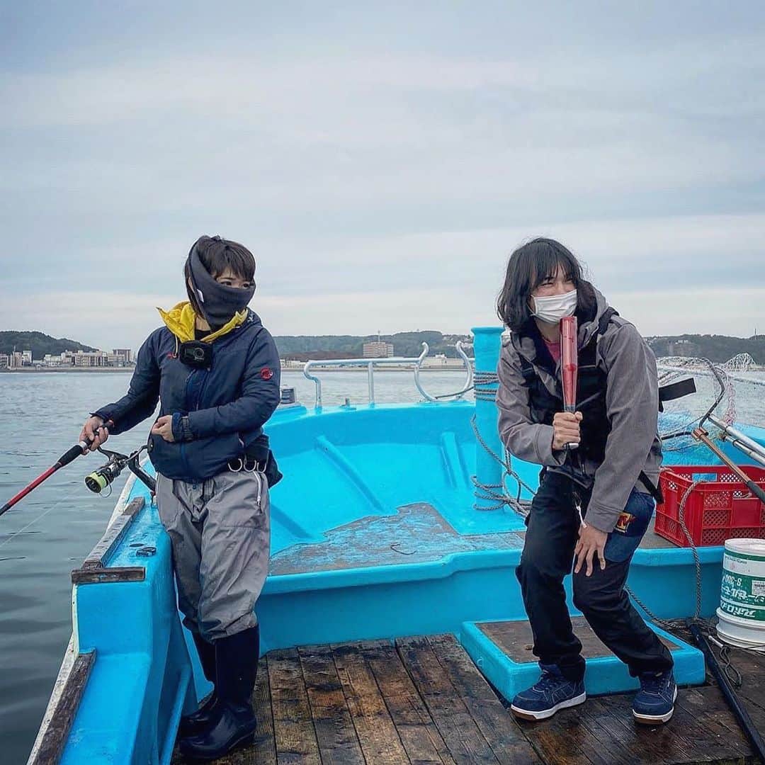 スーパーナブラのインスタグラム：「． ． 摩耶香と😊 ． 鮭が釣れる時期の北海道 2年連続で釣りガールさんと出会いがありました⚡️ ． いま知った速報です！ 鮭、30本ではなく良く数えたら29本でした そして、並べれなかった鮭があと10本あるとむじゃき村さんから今連絡がありました 合計39本かとおもったら 写真3枚目の鮭？も釣れていたので40本ですね😅笑 サバを読むために釣れたナイスなサバ ． 北海道の急上昇YouTuber むじゃき村さん @mujakivillage 北海道を元気にすることが目的のむじゃき村さんと意気投合して 今後はわたしの北海道旅や撮影をサポートをしてくださることになりました🙇‍♀️ ． 編集の遅いわたしよりむじゃき村さんの方がInstagram YouTubeともに早く更新されるのでフォローして応援してあげてください🙏 お願いします🙇‍♀️✨ ． 北海道のジローラモさん @comcom_kosuke 北海道の専属カメラマンさんです マイゴムボートで釧路湿原を20km下るというムチャな企画からはじまり命懸けの撮影ばかり担当してくださる心強いカメラマンさんです✨ ． 今回の鮭釣りは、鮭釣り動画の中で最高の撮れ高なのでがんばって編集します😊 ． ． #道東#網走#北海道#知床#札幌 #鮭#風景#海#温泉#旅館#ホテル#和食 #グルメ#露天風呂#GW#車中泊 #景色#釣り#ブラックバス#マグロ #発見#おでかけ#女子旅#ツーリング#魚 #自然#釣り#釣りガール#YouTube#旅」