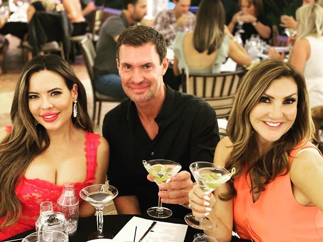 ヘザー・マクドナルドのインスタグラム：「A fun @belvederevodka martini night @northranchcountryclub with @jljefflewis @krista_llamas」