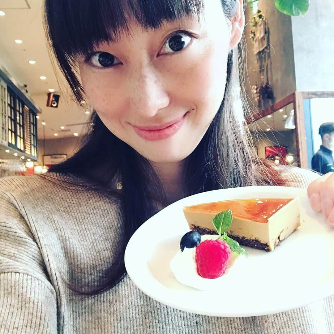 佐藤康恵のインスタグラム：「大好きな仲間と美味しいランチ♡♪ 自分で作らなくて出てくるごはん！ 毎日バタバタ母さんには幸せ時間❣️ デザート🍰🍨🍮〜〜💖✨ ありがとうございます😊 💖💖💖 佐藤康恵音楽配信はコチラから🔽 https://big-up.style/E9iLo640Kb 💖💖💖 佐藤康恵のYouTubeチャンネル Yasue Sato Music ♡♪🔽 https://youtu.be/QTVidBCnG9Q  #happytime #ysjewel #yasuesato #佐藤康恵 #japanesemodel #japaneseactress #singer #歌手 #女優 #モデル #youtuber #曲リリース #mama #二児の母 #spotify #サンシャインアワーズ #sunshinehours」