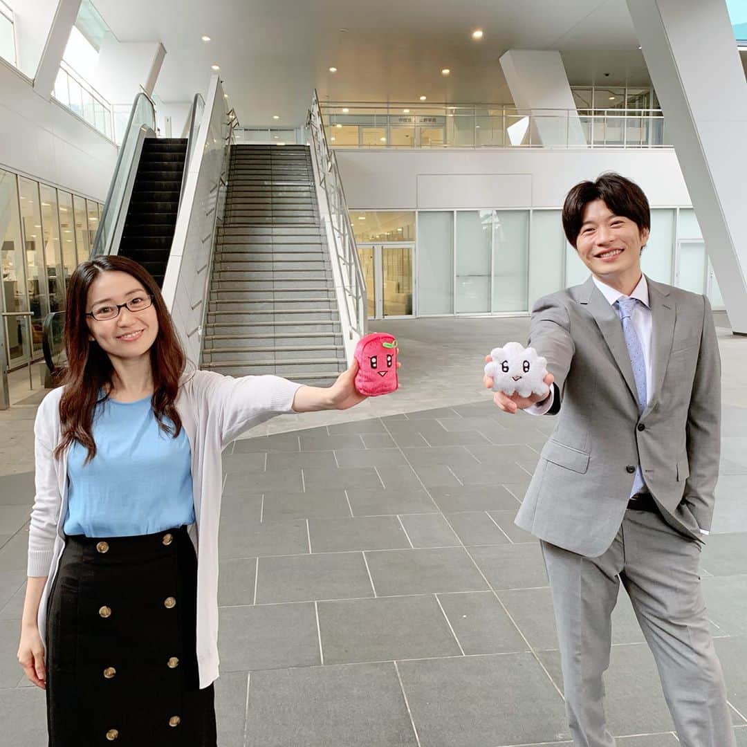 東京タラレバ娘のインスタグラム：「はい、皆様、こゆまるカップルのお時間です。もうね、このカップル見るとニヤニヤしちゃうのよ。微笑ましいのよ、本当。定期的に欲しくなるのよ。そして、１枚目の身長差！！好き！（もう心の声とかいうレベルじゃなくだだ漏れ）これが最後のこゆまるオフショット〜是非目に焼き付けてくださいませ〜。 #タラレバ #東京タラレバ娘 #タラレバ2020 #東村アキコ #インスタ見に来たらいつでも見れますからね #消したりしないから安心してね #小雪が髪の毛下ろしているの珍しいですよね #このシーンは一体どんなシーンなのか #どんどん気になっちゃってください #小雪の悩みに共感する人いっぱいいると思うな〜 #公式もその一人です #吉高由里子 #榮倉奈々 #大島優子 #坂口健太郎 #鈴木亮平 #田中圭 #平岡祐太 #石川恋 #松下洸平 #渡辺大知」