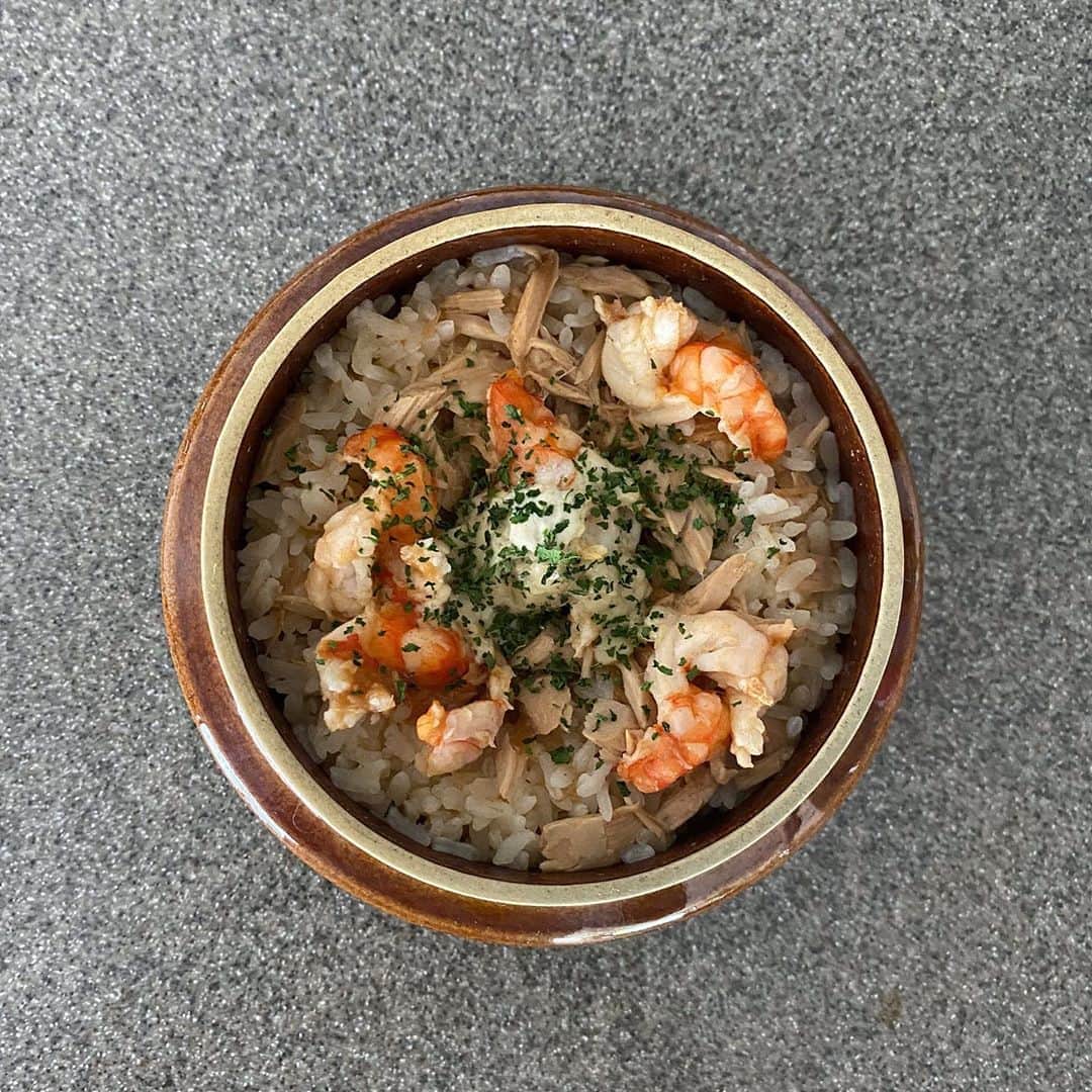 のインスタグラム：「海老ツナマヨ釜飯  米1/2合 餅米1/4合 海老 シーチキン1/2缶 乾燥パセリ  水 150cc ピザソース（瓶に余ったやつ) 野菜出汁粉末 1/2包 塩 小さじ1 マヨネーズ（アンチョビ入り）  生の魚介は恥ずかしいくらい縮み、トマト系は焦げやすい。これは釜飯の教科書の1ページ目に書かれていることなので、多くの人に知って欲しい。この日も海老は罰ゲームのように縮んでしまった。マヨネーズについては炊く前に入れた意味がなかったようにも思う。でもまあ、美味しかった。80点。  #空前の自作釜飯ブーム #非モテ飯 #season4 #のはら農研塾 #100杯目にどうなってるかわからない釜飯」