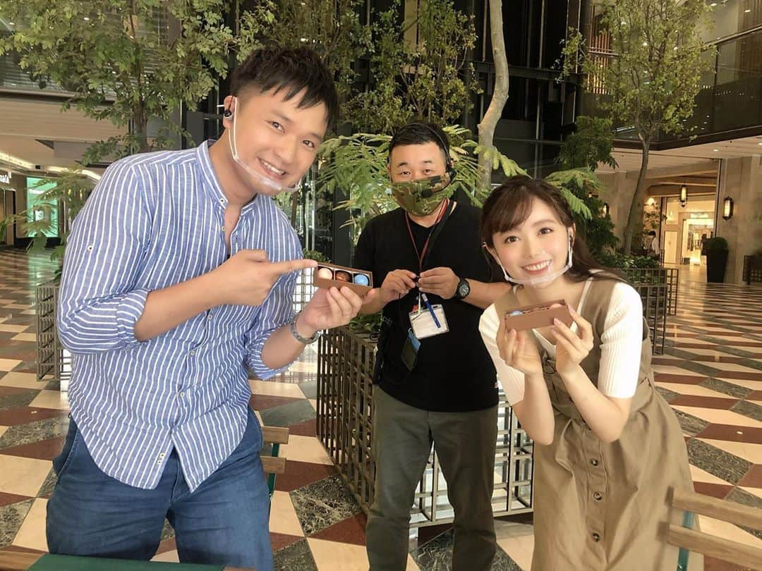 辻満里奈さんのインスタグラム写真 - (辻満里奈Instagram)「今日のソコトラでは、大名に新しくオープンした『Glade ballona(グラデ バローナ)』という、チョコレートが美味しいカフェを紹介しました🍫✨  写真は、試食させてもらった「1粒チョコレート」 模様がとてもキレイで、食べるのがもったいないくらいですよね🥺💕  中には、とろとろで濃厚なフレーバーチョコがぎっしり詰まっていて、パクッとした瞬間、口いっぱいに広がります🤤🍫💕  目でも舌でも楽しめるチョコレート、是非お試しください✨  #ソコトラ #rkb毎日放送 #福岡 #天神 #ソラリアプラザ #天神カフェ #大名カフェ #チョコレートショップ #gladeballona #グラデバローナ #ハル さん #アナウンサー #辻満里奈」10月5日 12時45分 - marina__tsuji