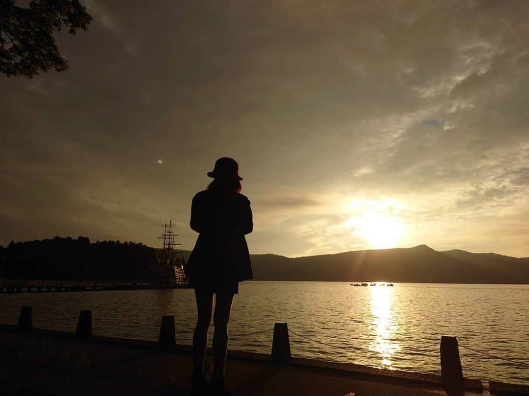 堀舞紀のインスタグラム：「🌅 . . . お天気イマイチ。。 な my birthday🎈 . . . 最後には ビックリ綺麗な 夕焼けが出てきてくれて #nofilter  . . . いつもと変わらない 綺麗な夕陽みられた1日に "アザース" ってオモイマシタ。 . . . #アザース #sunset  #金木犀　の香りに包まれて産まれてきました #naturephotography  🤳→@sonyxperia !!!」