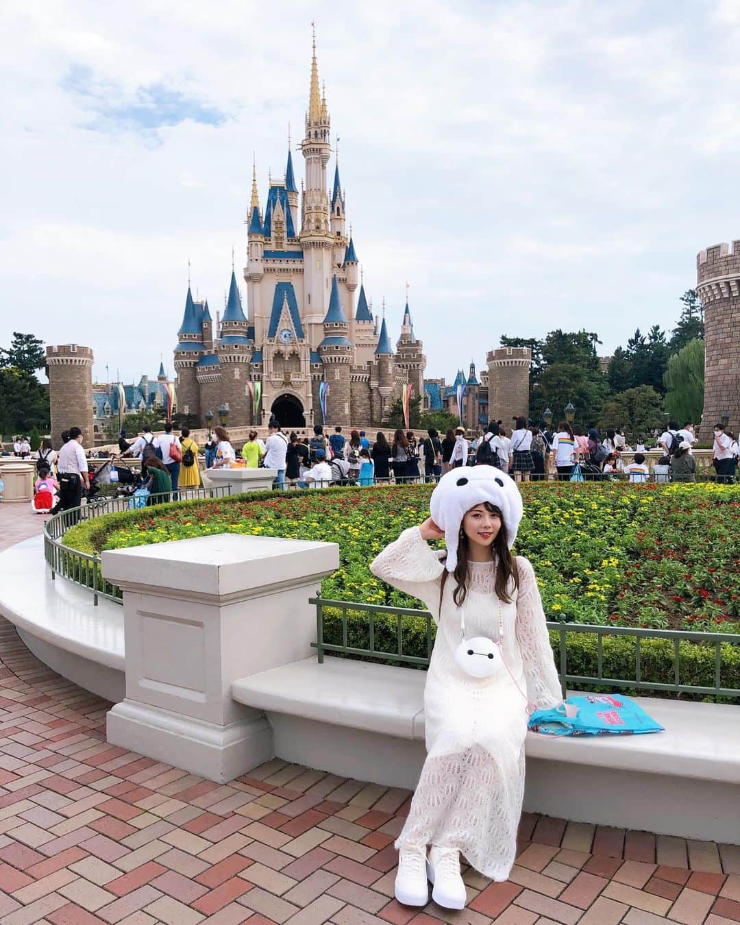 西村季里子のインスタグラム：「・  大大大好きな #ベイマックス コーデで ディズニーランドに行ってきました🤍🏰🤍  #cocodeal の白ニットワンピと #puma の白スニーカーを合わせて、 ベイマックスのファンキャップと パスケースは現地でゲット( •─• )🤍  絶対このベイマックスコーデをしたかったから 大大大満足( •─• ) ( •─• ) ( •─• )❤️  ただ、ファンキャップは暑かった〜（笑） ベイマックスって大変だな(?)  どんどんベイマックスグッズが増えて 幸せだよ〜嬉しい〜🥺🤍🤍🤍  「#プラネットM」のショップにしか 限定ベイマックスグッズが売ってないので 行く方はショップも予約が必要です💡  #ディズニーランド#東京ディズニーランド #ディズニー#disneyland#disney #tokyodisneyland#disneyresort  #baymax#バララララララ#シンデレラ城 #Cinderella#cinderellacastle  #白コーデ#ベイマックスコーデ #ファンキャップ#パスケース #グッズ#ワンピース#スニーカー #follow#followｍe」