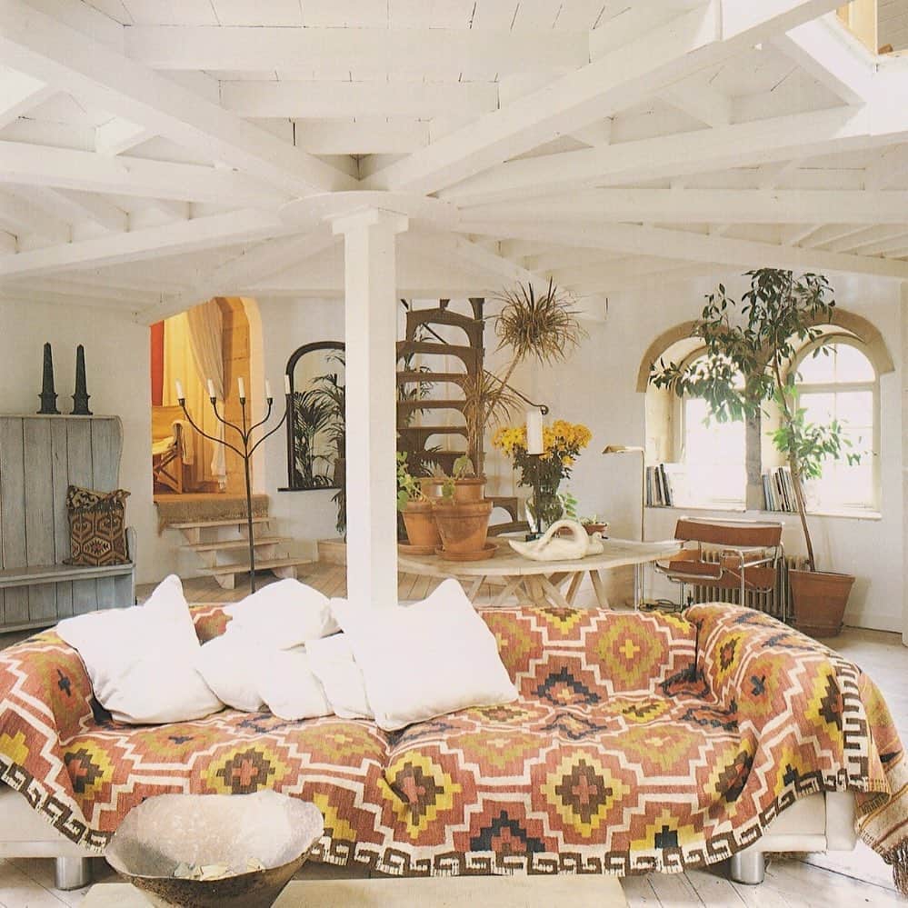 Meganさんのインスタグラム写真 - (MeganInstagram)「Classic Decorative Details, 1994 ⚡️ . . . . #1990sstyle #interiordesign #design #homedecor #kilim #candelabra #indoorplants」10月5日 12時49分 - zanzan_domus