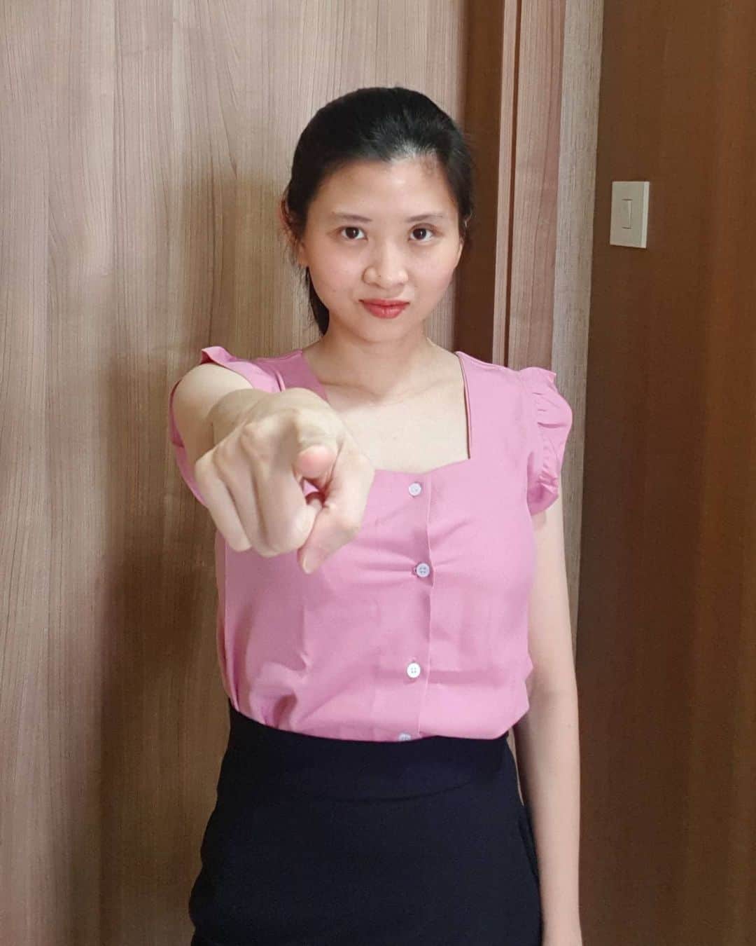 デビー・スサントのインスタグラム：「KAMU !! IYA KAMU !! Selamat hari senin , Semangat ya 💖 #staysafe #stayhealthy #debbysusanto #emakemakjamannow」
