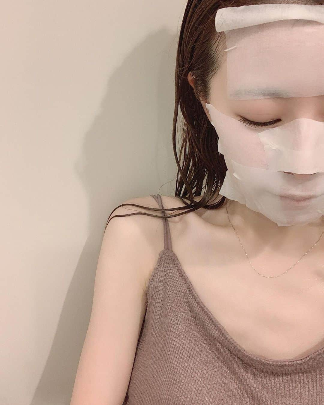 工藤はるかさんのインスタグラム写真 - (工藤はるかInstagram)「今日はスキンケアのお話。﻿ (少し長くなります🙇🏻)﻿  最近、あるきっかけがあって﻿ 自分のスキンケアに対する考えを﻿ 今までとは違う視点で見つめ直してみました。  スキンケアの質問、ものすごく沢山頂くのですが﻿ スキンケアはとにかく肌質によって合う合わない、﻿ テクスチャーの好み、そして何を求めるのか、、﻿ ﻿ とそれぞれ違うので、 「おすすめのスキンケア教えてください！」﻿ というようなメッセージにお答えすることが とっても難しいのです。 ﻿ 今までの私はどちらかというと﻿ 〝攻め〟のスキンケアが好みで、例えば﻿ ピーリング効果のある洗顔や拭き取り化粧水、﻿ クレイパックなどなど。﻿ ﻿ とにかく、わかりやすくツルッ！としたかったんです。🥚﻿ ﻿ それを見つめ直すきっかけになったのが﻿ @kohgendo_official の麻布本店サロンでの エステを受けたこと。﻿ ﻿ 頭皮からデコルテまでマッサージでほぐしてもらって、﻿ ローションパックをするというシンプルなエステ。﻿  ブランドディレクターの方に施術して頂いたのですが、﻿ やっぱり私のお肌は本当に本当に皮膚がとにかく薄い。と。﻿ 皮膚が薄いと、そもそも水分を抱え込むことが難しいので﻿ とにかくしっっかり保湿をしてくださいと。﻿ ピーリング石鹸も、拭き取り化粧水も一度全部やめて、﻿ エステでも使用していただいた﻿ 『オリエンタルプランツ 発酵ローション-60』で、﻿ ローションパックを毎日5分、1週間続けてみて﻿ この化粧水を1週間で使い切るのがノルマです。と！笑﻿ ﻿ びっくりしたのですが、﻿ ローションパックを初めて1週間も経たないうちに﻿ 会う人にとにかく肌を褒められる。﻿ 頻繁に会う友人にもあれ？肌いつもと違う？と、、  自分自身スキンケアをしていて、 洗顔後は顔が白い。 でもそのあと何をつけても赤みが出るのはもう昔っからで、 仕方がないことだと思っていました。 が、、ローションパックでたっぷり、本当にたーーっぷり 水分を入れてあげることが大事だと気が付いたのです。。 そしてサロンで言われた通りに、 1週間で1本使い切るノルマを達成しました✊🏻  スキンケアって本当に奥が深くて難しくて、 でもこうやって新しい発見ができたとき本当に嬉しい。  だから美容は楽しくてやめられない。 本当に江原道さんのエステに行ってよかったし、 この化粧水に出会えてよかったと心から思います。  今回、一足先にお試しさせていただきましたが 10/8に新発売のオリエンタルプランツ 発酵ローション-60  名前の通り発酵しているから肌馴染みが良くて とにかく使用していて気持ちが良い。 ゴクゴク系の化粧水かなと🥛  いま江原道のオリエンタルプランツ 発酵ローション-60を 購入すると、おまけでローションパック専用のシートが ついてきます☁️  長くなってしまいましたが、最後まで読んでくださった方 ありがとうございます🙇🏻  #江原道 #水バリアローション #オリエンタルプランツ #発酵美容 #発酵ローション #Kohgendo_PR」10月5日 12時50分 - har_326