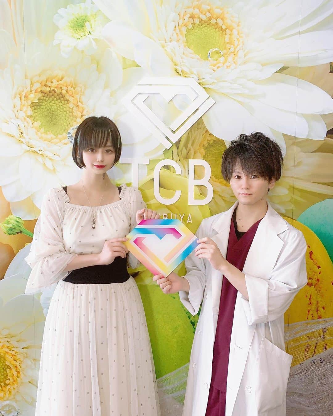 ももかわのインスタグラム：「tcb   先週 #TCB東京美容外科渋谷院 様(@tcbshibuya)にて #TCB式鼻先先鋭術 を施術して頂きました🏥  ドクターは#吉田慧 先生(@tcb_yoshida)👼🏻🤍  人生初の整形でとても緊張していたのですが #吉田慧 先生が 「自信があるので大丈夫です」と言ってくださったり､色々お話してくださったので安心できました☺  施術中は麻酔が効いていたので痛くなかったです👍🏻  施術終了後 鼻を見て本当に嬉しかったです… 私は鼻が特にコンプレックスで､表に出るお仕事をする時も度々鼻について中傷されていました 整形については何度も考えましたが怖い…という想いが勝ってしまいなかなか一歩踏み出せずにいました  ですが 一歩勇気をだして綺麗になった自分の鼻を見てとても嬉しかったし コンプレックスが小さくなり､今までどうしてやらなかったのだろう…😭と後悔しました💫  自分の鼻がコンプレックスの方､#吉田慧先生 にお任せするのをおすすめします😢✨  鼻の中を切って縫っているのですが糸が全く見えないです😮！  友達や知り合いにも自然で違和感がないと言ってもらえました 個人的にもそう思います。  痛みや腫れには個人差がありますが 私は腫れは1週間くらい 痛みは5日間くらいでした🌱 施術からまだ1週間しか経っていないので鼻先に触ると痛みはありますが､メイクやお風呂は問題ないです👏🏻  以上を踏まえて自信を持っておすすめです👍🏻👍🏻👍🏻  #鼻整形ならTCB東京中央美容外科 #東京中央美容外科 #鼻整形 #美容整形ならTCB東京中央美容外科# 美容外科 #渋谷 #PR」