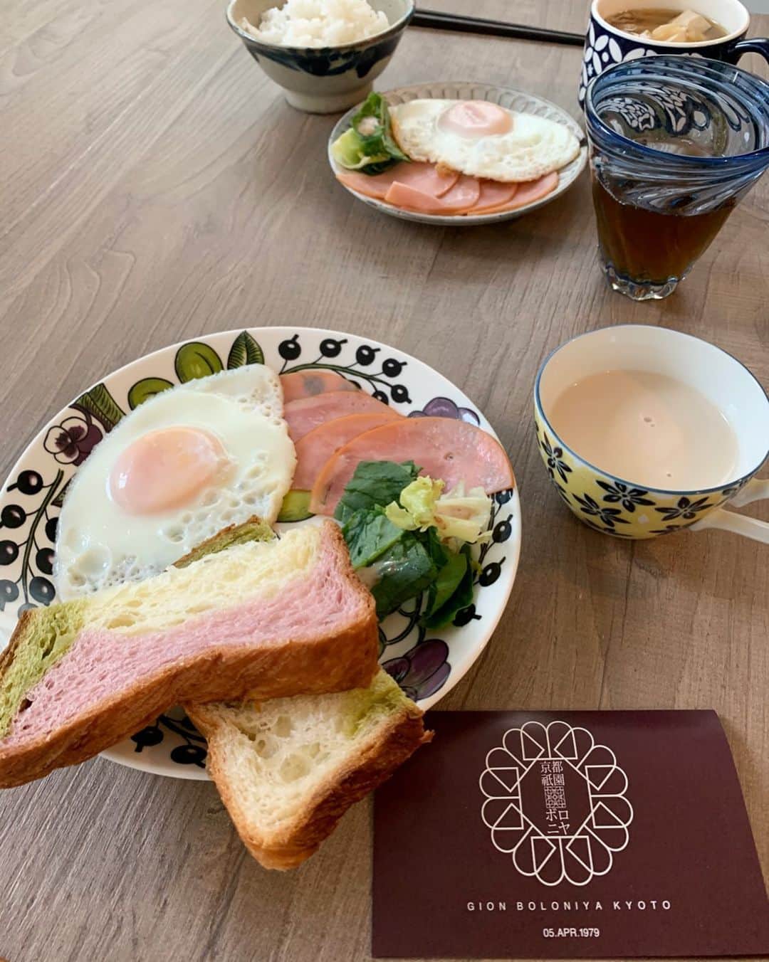 荒木麻里子さんのインスタグラム写真 - (荒木麻里子Instagram)「もう半年以上会えてないけど 頻繁に食料や子供達の好きそうな物を送ってくれる母。 今回は大好きなデニッシュが🍞😍 美味しいパンがあると朝の楽しみが増す❣️ 夫はご飯派だし子供達も別メニューだけど🤣💦 . . . #朝ごはん  #朝食メニュー  #朝食のレパートリー増やしたい  #朝食の記録  #京都祇園ボロニヤ  #デニッシュ食パン  #breakfast」10月5日 13時03分 - marilyn198612