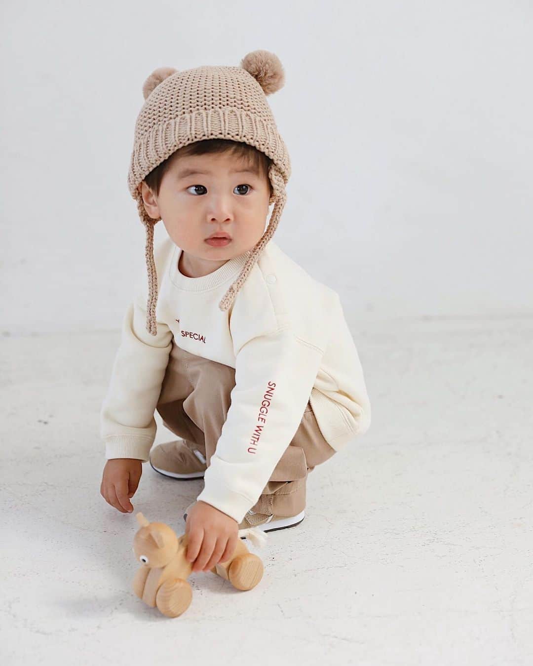 ソンイのインスタグラム：「SWU キッズ スウェットトップ🧸﻿ ﻿ 子供服の展開もするシリーズのため、生地の着心地にもこだわりました。  綿100%の裏起毛素材で柔らかくふわふわしていてとても心地いい素材感です。  キッズは大人とカラバリやデザインは同じになり、腕のロゴ刺繍が大人は右腕なのに対しキッズは左腕になります。﻿ ﻿ 親子で手を繋いだ時に見えやすく、また歩道右側通行の場合に大人が車道側を歩き手を繋ぐと想定し、キッズは左腕にしました✨﻿ ﻿ そして例えば来シーズンも着用できるよう大きめサイズを購入した場合、袖のリブ部分を折って着用した際にロゴが隠れないよう刺繍を少し上の位置にしました。﻿ ﻿ サイズは﻿ 90 / 100 / 110〜120 / 120〜130﻿ で全4サイズ﻿ ﻿ 90サイズだけネック部分にボタンがあり着脱しやすくしています。﻿ ﻿ 私の息子の場合は1歳6ヶ月 / 身長82cm / 90サイズ着用で、食事の時だけ袖を折るような着丈になります。﻿ ﻿ 大人はゆるっとオーバーサイズのシルエットですが、キッズのサイズ感は一般的なキッズ服の平均的な着丈となります。﻿ ﻿ 全サイズ共通で5500円(税別)﻿ ﻿ 受注オーダー期間が﻿ 10月8日17時〜10月14日23時59分となります。﻿ ﻿ @swu__official ﻿ ﻿ Special thanks﻿ kids model : ﻿ @sonkyou1013﻿ @ayanoiwamura﻿ @azusan111」