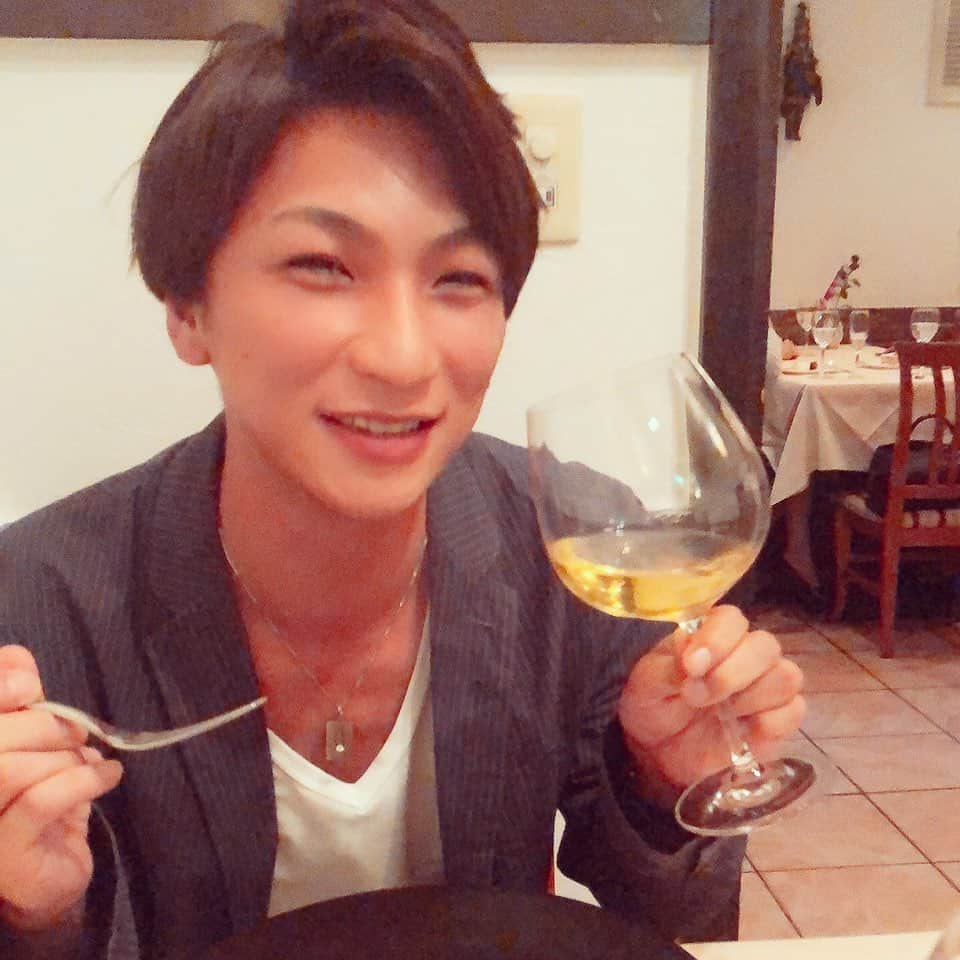 miyakeさんのインスタグラム写真 - (miyakeInstagram)「40歳の誕生日！色んな方々にお祝いしてもらえて、ほんと幸せなひとときでした〜！最and高〜！みんなありがとう〜！まさか…こんな幼稚な俺が40歳だなんて…汗。世の中はまだコロナの脅威に脅かされてますが、コロナが落ち着いたら…スカイダイビングにでも挑戦してみたい…40歳という節目にw 皆さま！本当にありがとうございました！  #40歳 #バースデー #何か挑戦したい #スカイダイビング #大人になりたい #でも大人になりたくない #ピーターパン症候群 #因みにイタリアン #白ワイン #チーズのパスタ？ #ニョッキ？ #分からないけど #美味しかった #半蔵門 #エリオロカンダイタリアーナ  #これからもよろしくお願いします」10月5日 12時58分 - miyake_mihimaru