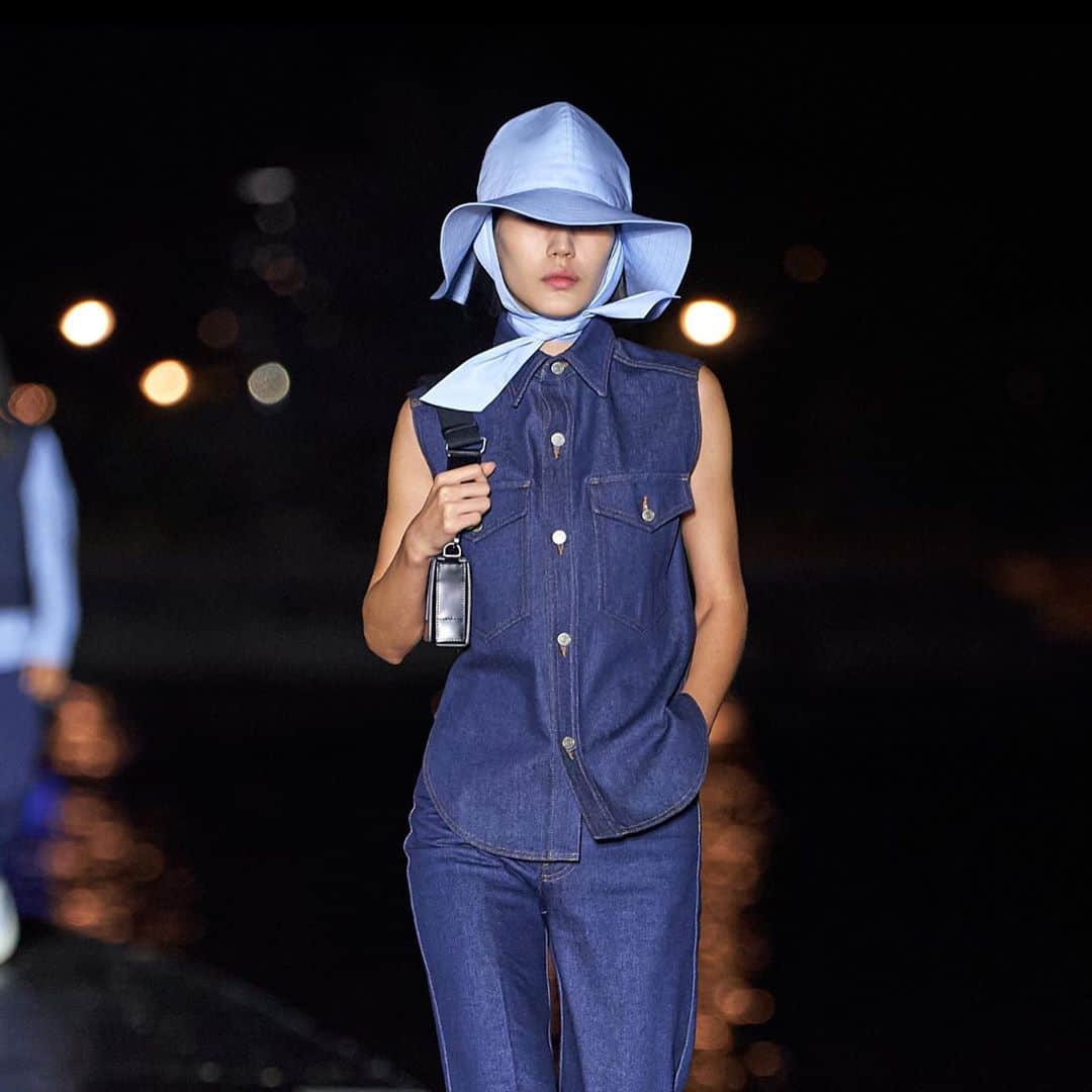 Vogue Taiwan Officialさんのインスタグラム写真 - (Vogue Taiwan OfficialInstagram)「#VogueFashionNow @amiparis 帶來巴黎塞納河邊的夜晚大秀✨✨✨  這款漁夫帽的樣子也太像哈利波特分類帽，好可愛啊😍😍😍 是否成為下一季潮流趨勢之一  #paris #pfw #vg時裝週   🖋#TravisTravie」10月5日 13時04分 - voguetaiwan