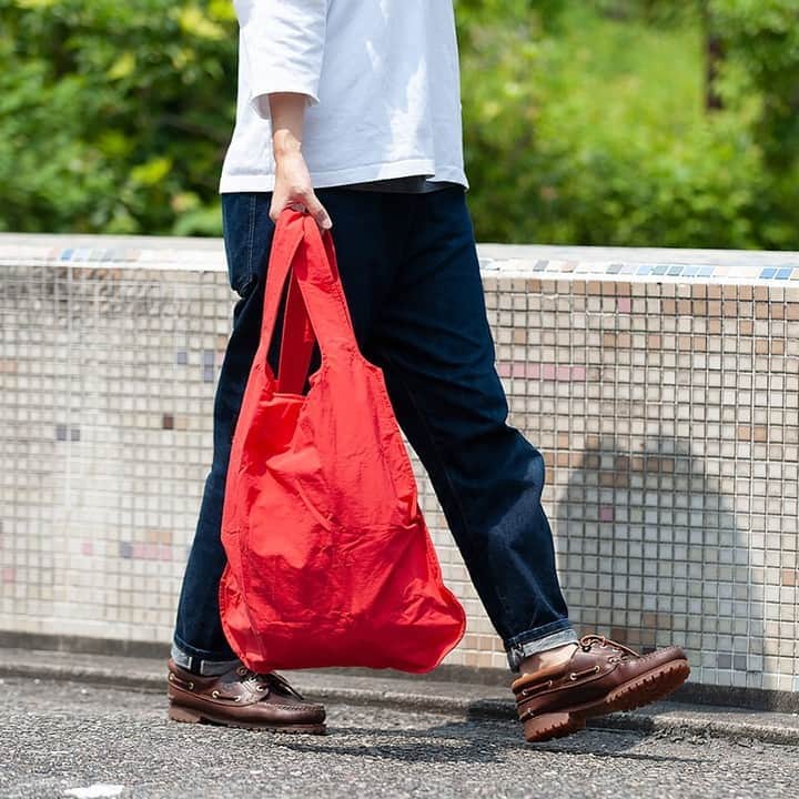 のインスタグラム：「. トートバッグにも、バッグパックにもなる、その名も「バッグ＆バックパック（ノットアバッグ）」。 . 素材はコットンとナイロンのさらりとした触感。もちろん洗えて丈夫です。スタイリッシュなデザインは、近所の買い物だけでなく、旅行先でも、むしろ普段の通勤や通学にも使いたくなるほど。畳めばとてもコンパクトになるので、いつでもメインバッグに忍ばせておくことができます。 . . ▼詳細はプロフィールのリンクからご覧いただけます。 → @freedesign_jp . 【取扱店舗】 #フリーデザインオンラインショップ #フリーデザイン吉祥寺店 . . #notabag #ノットアバッグ #totebag #トートバッグ #トート #backpack #バックパック #エコバッグ #サブバッグ #リュック #リュックサック #レジ袋削減 #ママバッグ #ママトート #買い物バッグ #シンプルデザイン #シンプルな暮らし #freedesign #フリーデザイン #吉祥寺 #kichijoji」