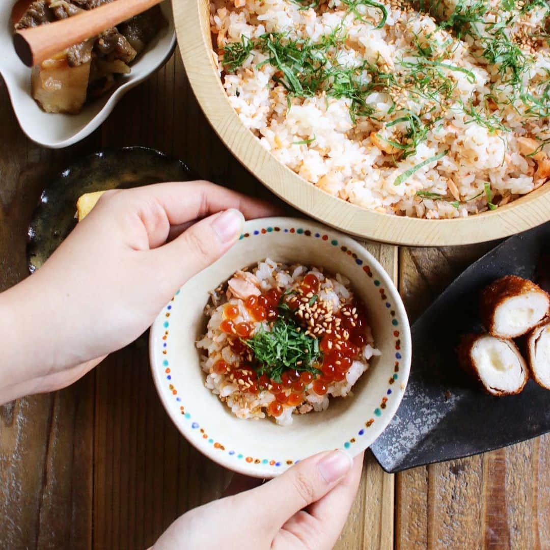 Atsukoのインスタグラム：「Today's breakfast 2020.10.05 ･ ･ 鮭と大葉の混ぜご飯 卵焼き ササミチーズフライ 肉じゃが ･ ･ 今日は新米で。 新品種米の「粒すけ」を使って混ぜご飯😋 ･ ･ 簡単にレシピを。 ･ 米2合 塩鮭  2切 大葉  10枚 胡麻  大さじ1～2 すし酢  大さじ4 いくらの醤油漬け  お好みで ･ ･ ①米2合は洗い、炊飯器で炊く。 ②大葉は千切りにし、水に5分くらいさらし、キッチンペーパーなどで絞る。 ③塩鮭は焼き、ほぐしておく。 ④ご飯が炊けたらすし酢を混ぜ、鮭と胡麻も混ぜておく。 ⑤粗熱がとれたら、大葉をちらす。 ⑥お好みでいくらの醤油漬けをトッピングしたら出来上がり❤ ･ ･ このまま食べても美味しいですが、我が家はお稲荷さんにも使ってます。 是非1度作ってみてくださいね✨✨ ･ ･  #おいしさ粒ぞろい粒すけ#PR#新米」