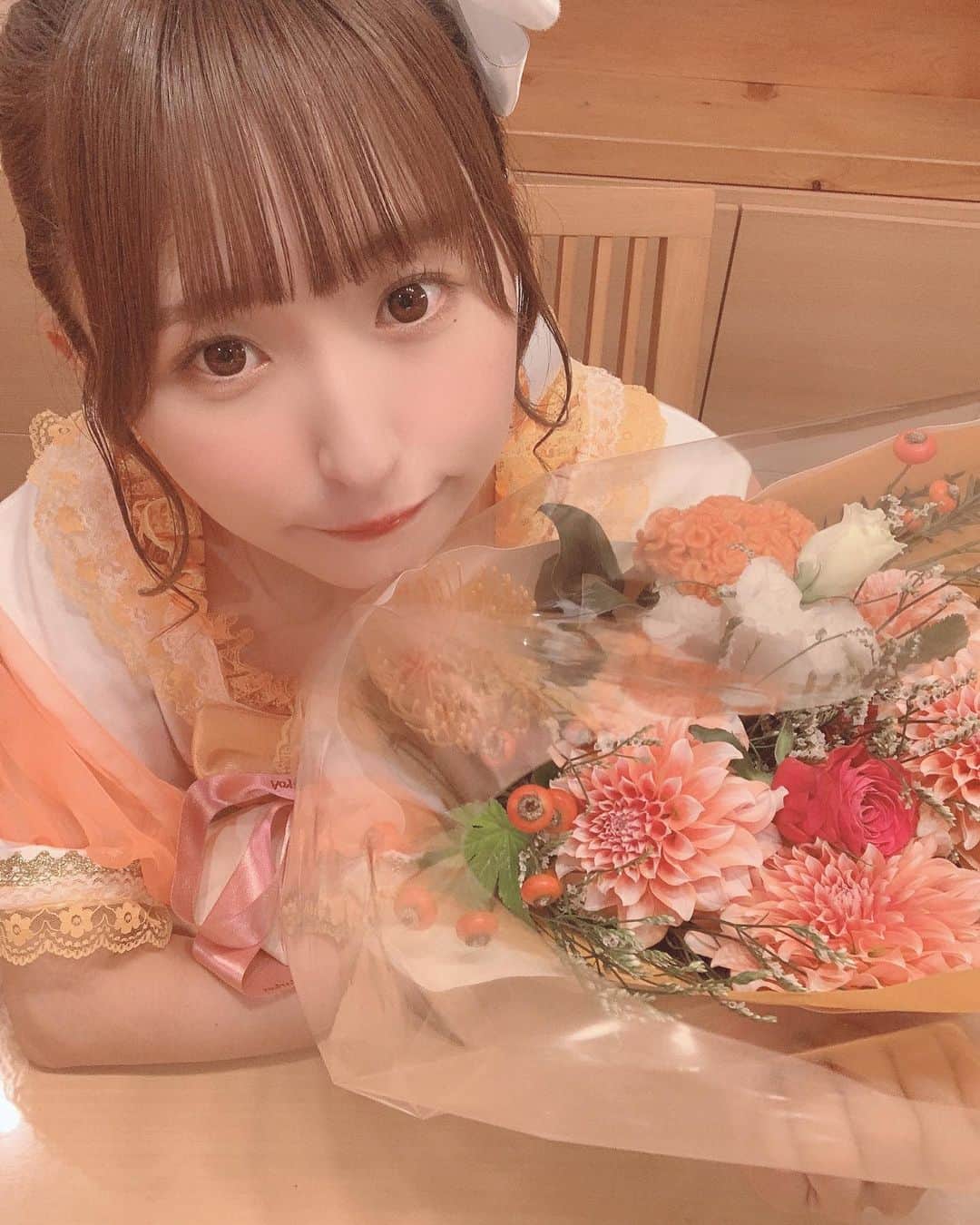 咲山しほさんのインスタグラム写真 - (咲山しほInstagram)「♥ . お花🌼 . アイドルやってなかったら きっと お花をもらう機会なんて なかったんだろうな💭 . お花って、特別だよね🌷♥ . ありがとうございます♡ . #お花 #お花のある暮らし #花束 #フラワー #オレンジ #アイドル #はむはむオレンジ」10月5日 13時14分 - sayama_shiho