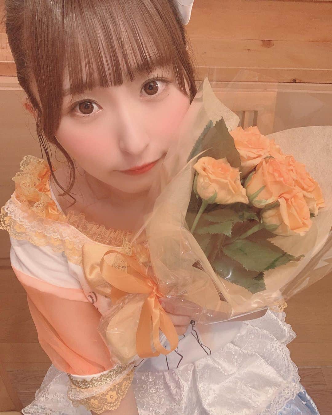 咲山しほさんのインスタグラム写真 - (咲山しほInstagram)「♥ . お花🌼 . アイドルやってなかったら きっと お花をもらう機会なんて なかったんだろうな💭 . お花って、特別だよね🌷♥ . ありがとうございます♡ . #お花 #お花のある暮らし #花束 #フラワー #オレンジ #アイドル #はむはむオレンジ」10月5日 13時14分 - sayama_shiho