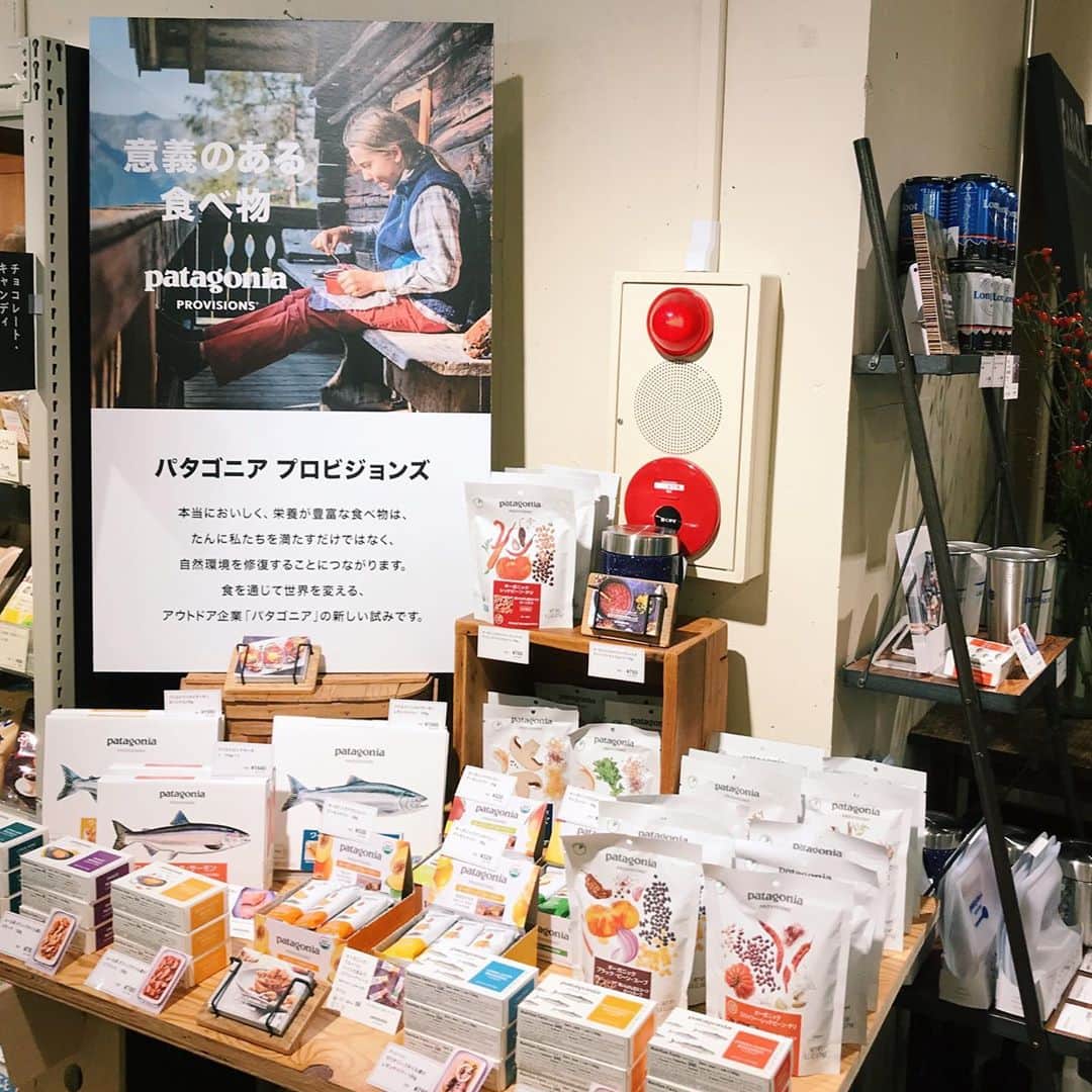 のインスタグラム：「【全店】. . . Patagonia provisions POP-UP STORE 2020.10.5mon - 10.31sat . . 本日より全店にて、Patagonia provisions @patagoniaprovisions.jp のPOP-UP STOREを開催！これまで販売していたロングルートビア2種に加え、今回より食品のお取り扱いがスタートしました。  アウトドアウェアのブランドとして知られるPatagoniaが、環境変動から地球を救うため、日常に近い食から、そしてそれを生み出す農業から変えていきたい、という想いで2012年にスタートした食品事業"provisions"。  provisionsのアイテムに使われている原料は、すべてオーガニック。生産過程にもこだわり、生産から収穫また漁には出来る限り環境負担の少ないサステナブルな方法を選んでいます。  豆や全粒穀類などをふんだんに使用したスープやグレインズは食物繊維やタンパク質などの栄養も豊富で、体にも嬉しいアイテム。さらに、そのまま、またはお湯を加えるだけでおいしくお召し上がりいただける優れもの！  POP-UP STORE 開催期間中はMiiRとのコラボでつくったキャニスターやタンブラー、スタッシャーなどのグッズも販売していますので、ぜひ手に取ってみてくださいね。  (スタート日である本日はスタッフ勉強会を開催しました。コンセプト、プロダクトの生産背景など大変勉強になりました！)  #Patagonia #patagoniaprovisions  #パタゴニア #パタゴニアプロビジョンズ  #foodandcompany  #フードアンドカンパニー  #学芸大学 #湘南 #新宿」