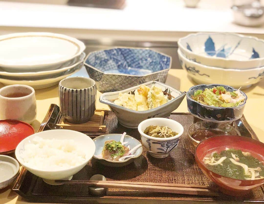 平山智加さんのインスタグラム写真 - (平山智加Instagram)「・・ 和食ランチ💕 ・ ・ #和食が好き  #久しぶりに夫婦で #天ぷら揚げたて  #お腹いっぱいになった #お昼から贅沢  #今週も頑張るぞ #平山智加  #ボートレース」10月5日 13時16分 - chika_hirayama