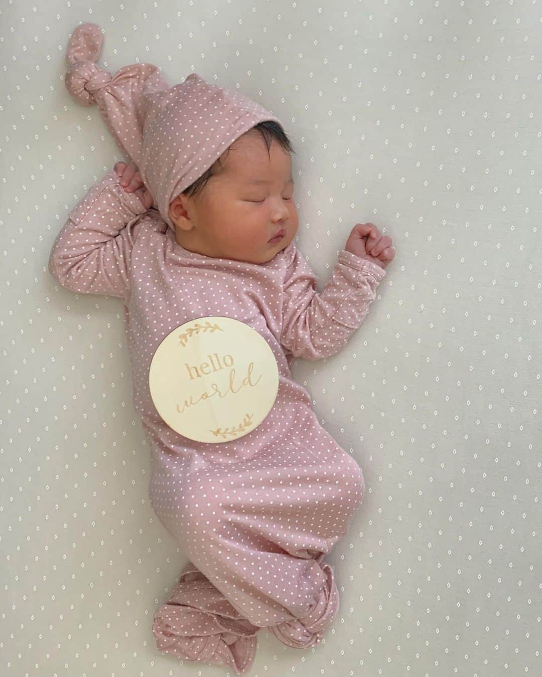 エリナ シルカのインスタグラム：「First night at home all snuggled up in the softest sleeper gown 🥰 スリーパーの生地が柔らかくて着心地がとてもよかったのかグッスリ寝てくれた☺️💕 この調子で夜もグズらず寝てくれるの希望。笑」