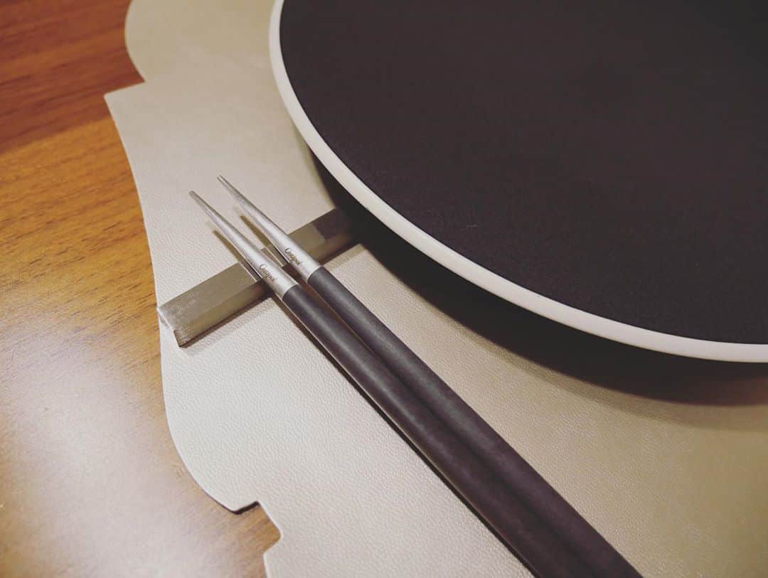 本田朋子さんのインスタグラム写真 - (本田朋子Instagram)「お皿やカトラリーなど新調。  #fourgrace  #tableware  #cutipol  #食器 #お皿 #ランチョンマット #カトラリー」10月5日 13時23分 - tomoko_honda_official_phonics