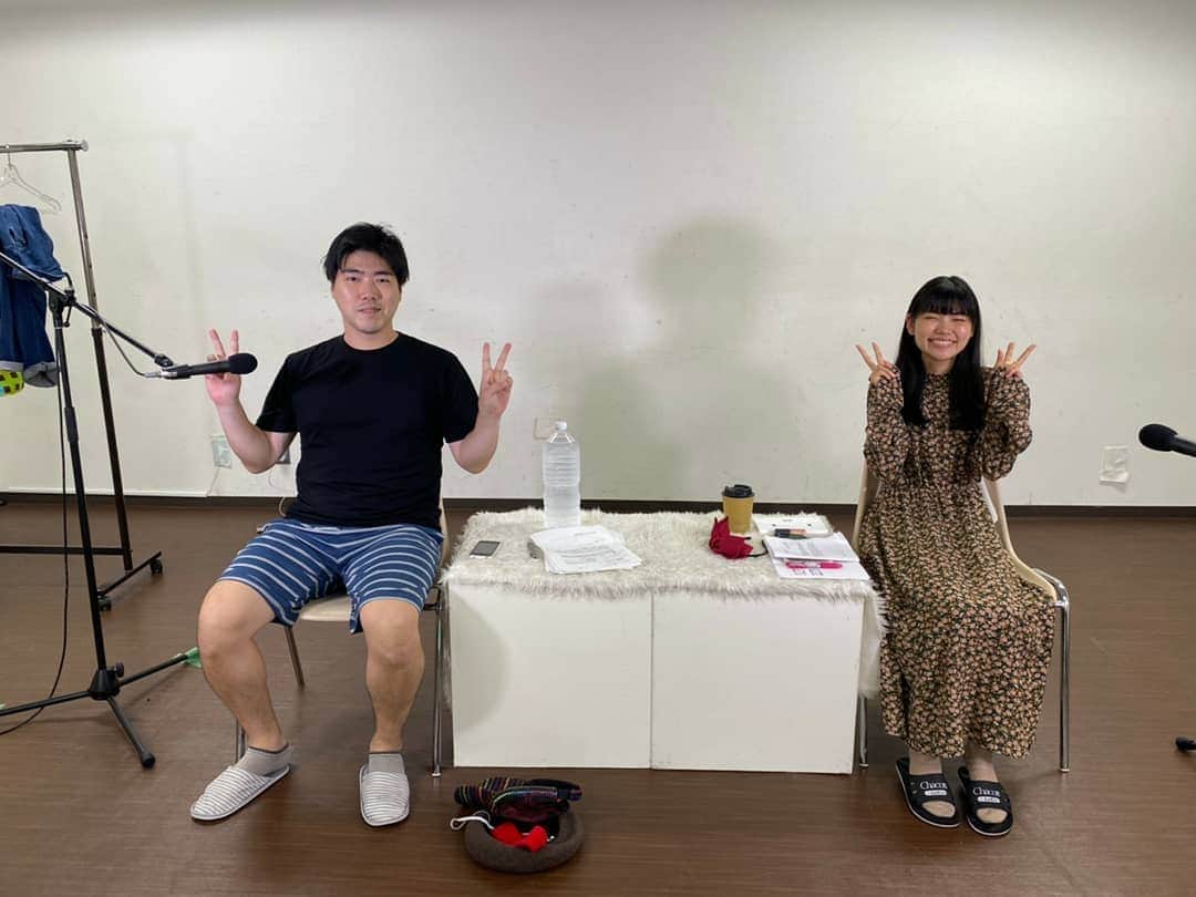のインスタグラム：「オンライン朗読劇「ライブレターズ」 終演しました。  Twitterでも少し書きましたが人生はタイミングと選択の連続。 すべてを選ぶことはできないし、またすべてに選ばれることもありません。 選び選ばれていった先が思い描いていた未来と違っていても羽田まゆが作中で言っていたように 「大変だけど自分で決めた道だから後悔はしていない。頑張る。」 そう思えるような生き方をしていきたい。 夢に向かってがんばろうとしてる人、夢を諦めかけている人、夢を捨てた人 これから先、皆が自分なりのハッピーエンドを掴めますように🌙  「挫けるな！ファイト！」」