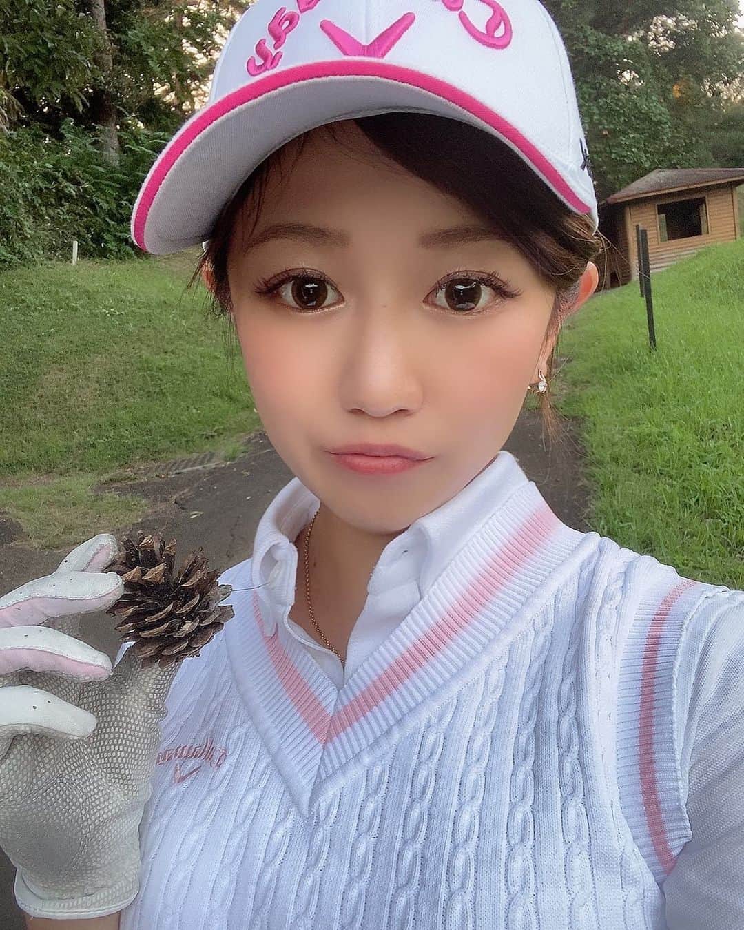 あやなのインスタグラム：「コース行ってゴルフ全然うまくいかなくて飛んでったボール探してたら松ぼっくり発見したよーの写真🙄w . . コース行くとゴルフしてるのかランニングしてるのかわからないくらいひどい🤢 . . 見た目はゴルフできそうな格好してても技術が追いついてない💦 . . 涼しくなってゴルフしやすい時期になったからもっと頑張りたい🏌️‍♀️ . . #ゴルフ #ゴルフ女子 #ゴルフ初心者 #golf #ゴルフレッスン #コースデビュー #ゴルフうまくなりたい #ゴルフすきな人と繋がりたい  #ゴルフウェア #キャロウェイ女子  #callaway」
