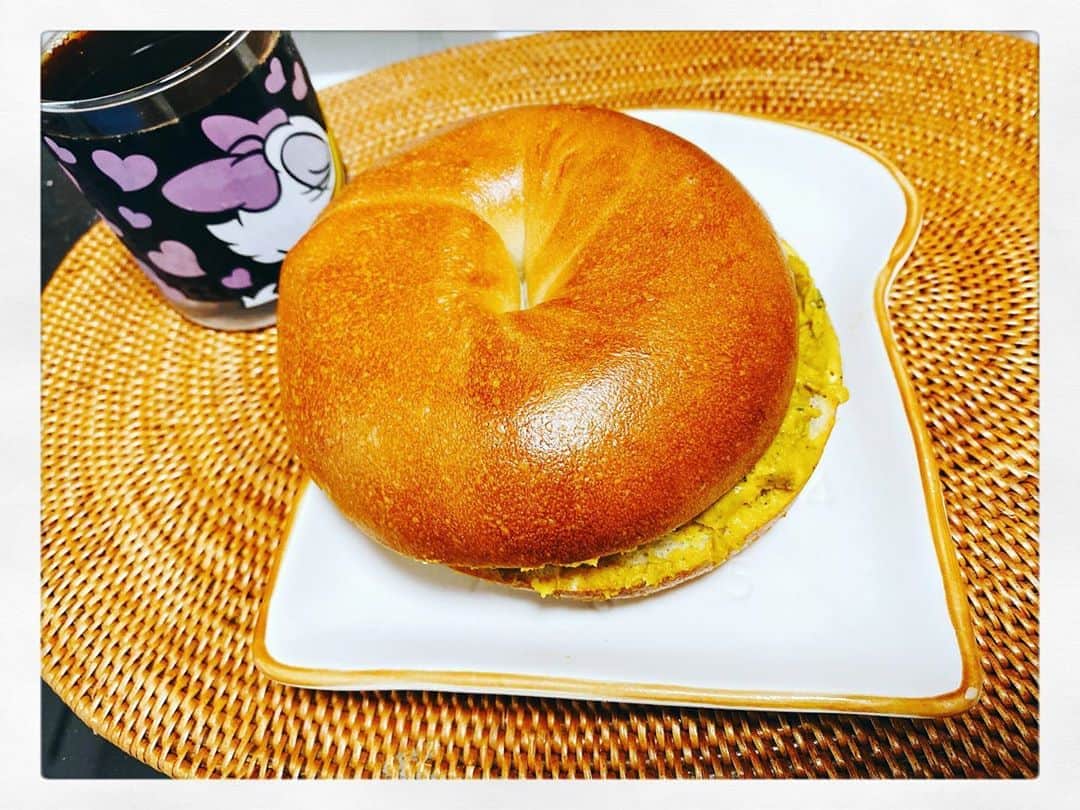 小川麻琴さんのインスタグラム写真 - (小川麻琴Instagram)「今日は「MORETHAN BAKERY」さんのプレーンベーグルに、MAKOTOかぼちゃサラダを挟んで食べました🥪💕  ここのベーグル見た目はとっても大きいのですが、外はカリッと中はフワッとな感じだから全然重たくないのー🥯✨  かぼちゃサラダによく合い、ペロっと食べ終わりました💕  #お昼ごパン #morethanbakery  #ベーグル #かぼちゃサラダ  #まことパン #まことベーグル #パンスタグラム」10月5日 13時26分 - 1029_makoto