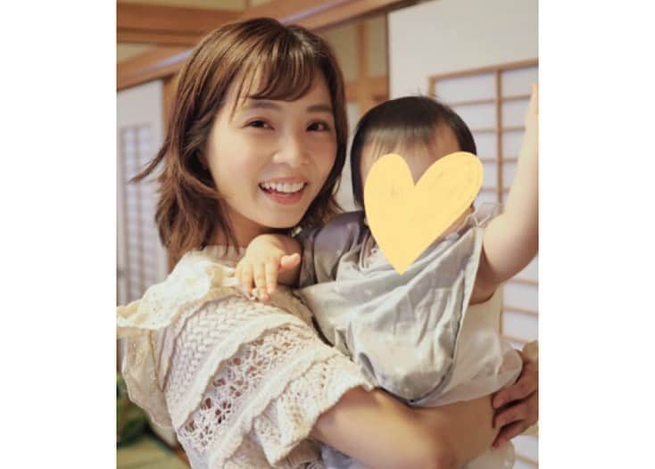 加藤雅美さんのインスタグラム写真 - (加藤雅美Instagram)「. 娘の1歳の誕生日は両家でお寿司屋さんで ランチをしました😋🍣❤️ (私がお寿司食べたいだけ笑 希望を叶えてくれた主人に感謝😂🙏✨) . お寿司屋さんに問い合わせたところ 離乳食の持ち込みがOKだったので、 せっかくなのでみんなと同じようなものを 食べさせたいなと思い、 #離乳食寿司 を作りました🍣🌸 . インスタで見て可愛いなと思って たくさんの投稿を参考にさせていただき 海鮮はまだ食べられないので、 見た目がソックリになるように 赤ちゃんでも食べれる食材で ミニチュアサイズで作りました😊❤️ . 具材を切ったり茹でたりと 前日に下準備も少ししましたが、 ご飯を丸めてネタを乗せるだけなので すごく簡単で当日も１時間ほどで できましたし、可愛くて作るのが とっても楽しかったです🤗💖 あとカボチャを使った"ウニ軍艦風"も 作ろうと思って忘れてました😂笑 . 茶碗蒸しが大人のコースにあると知ったので 娘にも野菜入りの茶碗蒸しといつもの離乳食の ストックを使ったお吸い物も🌸 . ただ、周りにご迷惑をおかけしないように 個室のお部屋にしたのですが、 畳だったりいつも違う雰囲気に興奮して 茶碗蒸しとお吸い物は食べたけど 歩き回って遊んで結局せっかく作った お寿司は一口も食べず。。😂😱😂 . 大人が美味しくいただきました🤣🙏✨笑 . そしてお食事用エプロンを忘れてしまい 代わりに授乳ケープを娘に巻き巻き しました。。ごめん、娘😂🙏笑 今度からはちゃんと確認しようと思います❣️ . #1歳誕生日 #初めの誕生日 #誕生日 #生後1歳 #生後12ヶ月 #❤️ #離乳食 #離乳食後期 #ファーストバースデー #赤ちゃん #赤ちゃんのいる暮らし #1歳 #生後365日 #令和元年ベビー #10月生まれ #女の子ママ #love #happy #baby #hbd #instagood #birthday #1stbirthday #babygirl #japanesegirl #tokyo #japan #sushi #加藤雅美」10月5日 13時32分 - mamikato97