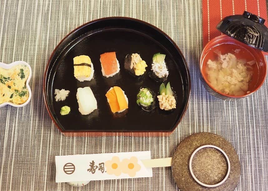 のインスタグラム：「. 娘の1歳の誕生日は両家でお寿司屋さんで ランチをしました😋🍣❤️ (私がお寿司食べたいだけ笑 希望を叶えてくれた主人に感謝😂🙏✨) . お寿司屋さんに問い合わせたところ 離乳食の持ち込みがOKだったので、 せっかくなのでみんなと同じようなものを 食べさせたいなと思い、 #離乳食寿司 を作りました🍣🌸 . インスタで見て可愛いなと思って たくさんの投稿を参考にさせていただき 海鮮はまだ食べられないので、 見た目がソックリになるように 赤ちゃんでも食べれる食材で ミニチュアサイズで作りました😊❤️ . 具材を切ったり茹でたりと 前日に下準備も少ししましたが、 ご飯を丸めてネタを乗せるだけなので すごく簡単で当日も１時間ほどで できましたし、可愛くて作るのが とっても楽しかったです🤗💖 あとカボチャを使った"ウニ軍艦風"も 作ろうと思って忘れてました😂笑 . 茶碗蒸しが大人のコースにあると知ったので 娘にも野菜入りの茶碗蒸しといつもの離乳食の ストックを使ったお吸い物も🌸 . ただ、周りにご迷惑をおかけしないように 個室のお部屋にしたのですが、 畳だったりいつも違う雰囲気に興奮して 茶碗蒸しとお吸い物は食べたけど 歩き回って遊んで結局せっかく作った お寿司は一口も食べず。。😂😱😂 . 大人が美味しくいただきました🤣🙏✨笑 . そしてお食事用エプロンを忘れてしまい 代わりに授乳ケープを娘に巻き巻き しました。。ごめん、娘😂🙏笑 今度からはちゃんと確認しようと思います❣️ . #1歳誕生日 #初めの誕生日 #誕生日 #生後1歳 #生後12ヶ月 #❤️ #離乳食 #離乳食後期 #ファーストバースデー #赤ちゃん #赤ちゃんのいる暮らし #1歳 #生後365日 #令和元年ベビー #10月生まれ #女の子ママ #love #happy #baby #hbd #instagood #birthday #1stbirthday #babygirl #japanesegirl #tokyo #japan #sushi #加藤雅美」