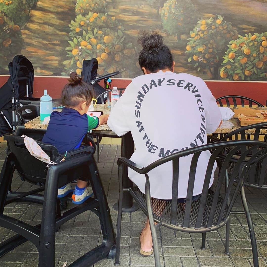 Jaeyoon Choiのインスタグラム：「똥머리 부자 #manbun #likefatherlikeson」