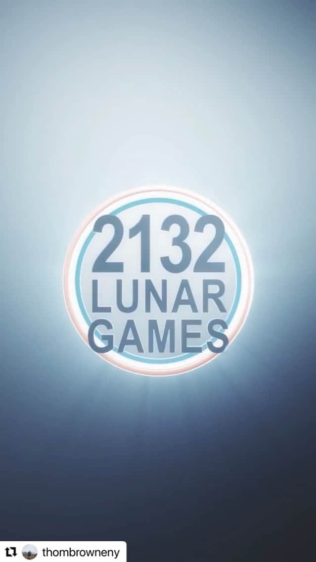 HiRAO INCのインスタグラム：「トム ブラウン　2021 SSコレクションが発表されました  こんにちは、そして、ようこそ…   初の月でのゲームを祝して、 地球の239,000マイル上空よりお届けします …   過去が未来に、未来が過去に、そして過去がまた未来になり… ブロンズ、シルバー、そしてゴールドの夢の中… スポーツとスポーツマンシップの為に作られた叙情歌 … ウール、シアサッカー、コットン、そしてカシミアの中のビジョン…   月の行進… この月の上の競技場で…」