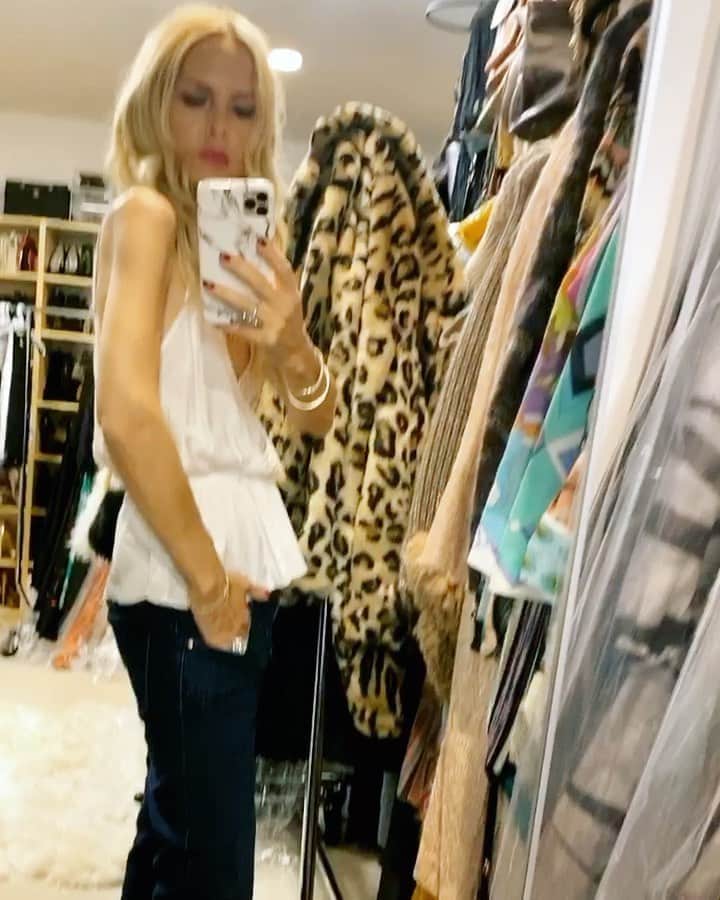 レイチェル・ゾーのインスタグラム：「#Sunday night vibes to stay home but feel like me ..#casual but a little extra ✨ by @shoprachelzoe XoRZ」
