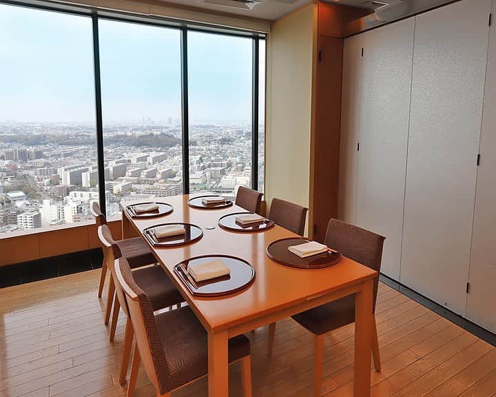 新横浜プリンスホテルのインスタグラム：「「日本料理 羽衣」では、SEIBU PRINCE CLUB会員さま限定で、地元食材を使用したメニュー「横浜味楽膳 そうび」とワンドリンクセットを個室でお楽しみいただけるプランをご用意しております。⁣詳しくはWebサイトをご覧ください😊 . . ⁣.  Hagoromo Japanese Restaurant is offering an exclusive deal for SEIBU PRINCE CLUB members, which includes a set of "Yokohama Mirakuzen Soubi" featuring a variety of local ingredients and a glass of drink, to be enjoyed in a private room.⁣ ⁣ ⁣ #新横浜プリンスホテル#プリンスホテル#新横浜#横浜 #ホテルレストラン #ホテル#ホテルランチ #新横浜駅 #横浜グルメ #地産地消 #和食#ご褒美ランチ #記念日ランチ #御膳 #ホテルランチ #日本料理 #眺め #個室 #プチ贅沢 #個室ランチ #デート #接待 #会食 #ビジネスランチ#shinyokohamaprincehotel#princehotel#shinyokohama#yokohama#hotel #restaurant #myyokohama」