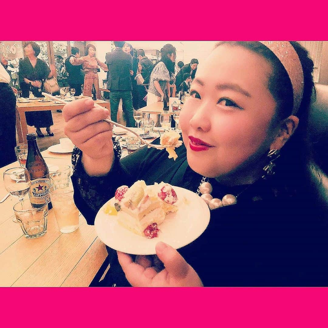 ミナコさんのインスタグラム写真 - (ミナコInstagram)「♥️♥️目に入る物全部美味しそうにみえるよね♥️♥️  #毎日投稿 #毎日コーデ #木も食べるよ #２月 #結婚パーティー #ドレス #h&m #punyus #plusmodel #plusfashion #curvyfashion #curvywomen #curvy#棉花糖女孩#肉肉女 #plussize#ぽっちゃり#ぽちゃコーデ#ぽちゃかわ#激ぽちゃ#ミケポ#デブカワ#ぽっちゃり好きと繋がりたい#デブ女#巨尻#メイク#古着#ヴィンテージ#カラフル」10月5日 13時48分 - mi7kooooo