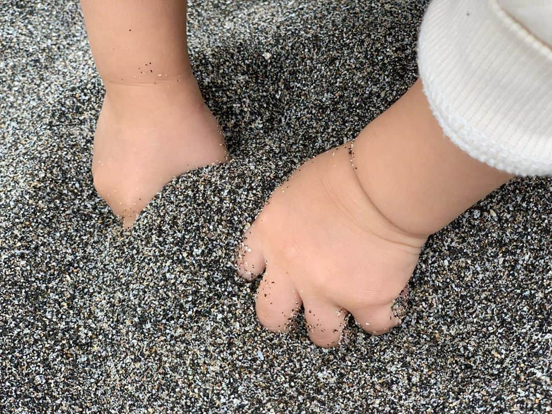 岡田マリアのインスタグラム：「サラサラお砂はお友達👶  #海辺の暮らし🐚」