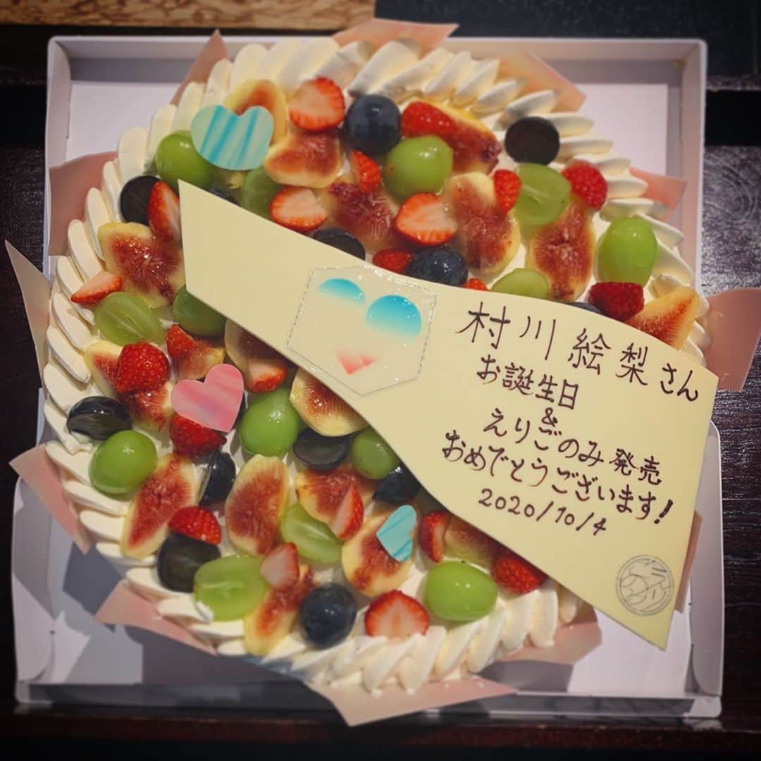 村川絵梨のインスタグラム：「昨日はとても幸せでした。  胸がいっぱいすぎた。  皆さん、ありがとうございます！  #えりごのみ104純米大吟醸#初めてのインスタLive#誕生日#33歳#お酒ケーキ#日本酒#感謝」