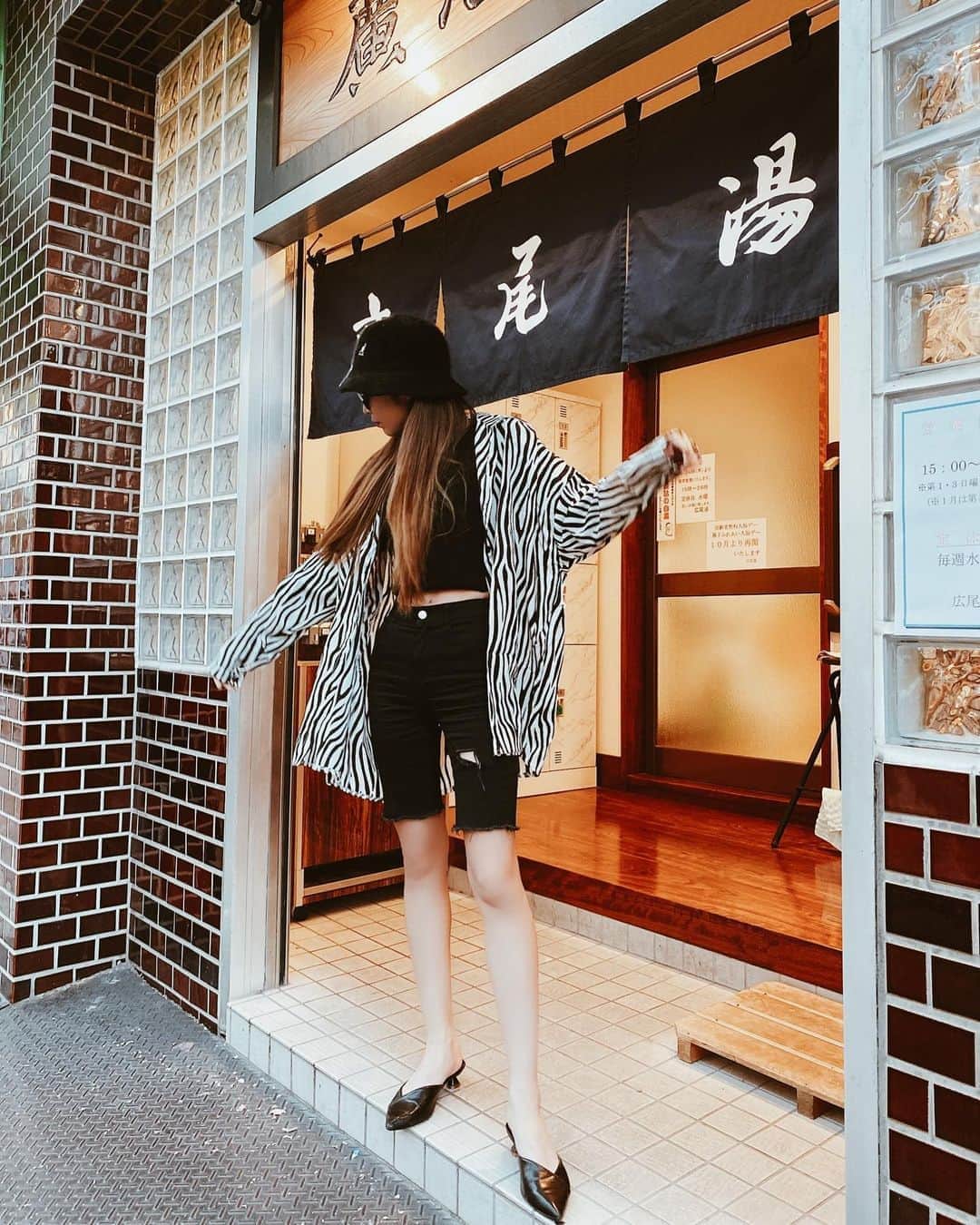 佐藤あずみのインスタグラム：「さっぱりさっぱり😝 入ってないけど😝  今人生で一番お肌が白ぴよ〜🐥  #ootd #fashion #coordinate #code #zebra #outfit #japan #japanesegirl #私服 #コーデ #きょこ #はでこ  #ゼブラコーデ #🦓 #銭湯 #sento #publicbath #bathhouse」