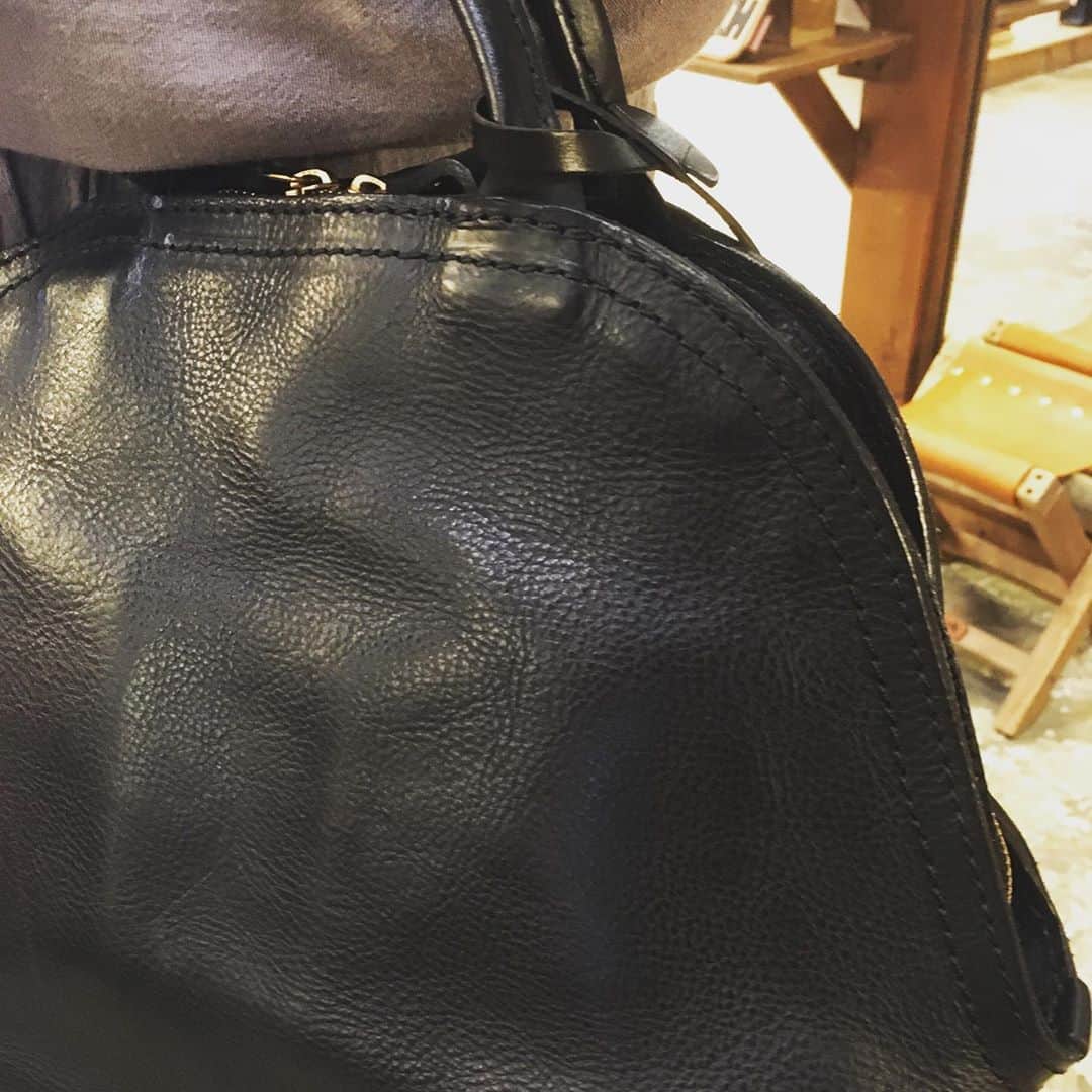 HERZ ヘルツさんのインスタグラム写真 - (HERZ ヘルツInstagram)「#マイヘルツ スナップ💼  いつもご家族でお越しいただいてる素敵な奥様をパチリ📸 ご使用いただいて約4ヶ月ですが、とても綺麗なツヤが出ていますね✨  いつもありがとうございます！ またいつでもお気軽にお立ち寄り下さいね😊   #myherzbag #エイジング #経年変化 #鞄 #かばん #カバン #革鞄 #レザー #レザーバッグ #革 #革小物 #革製品 #herz #herzbag #leather #bag #leatherbag #madeinjapan  #マイヘルツ #ヘルツ仙台店 #herz仙台店 ﻿」10月5日 14時06分 - herz_bag